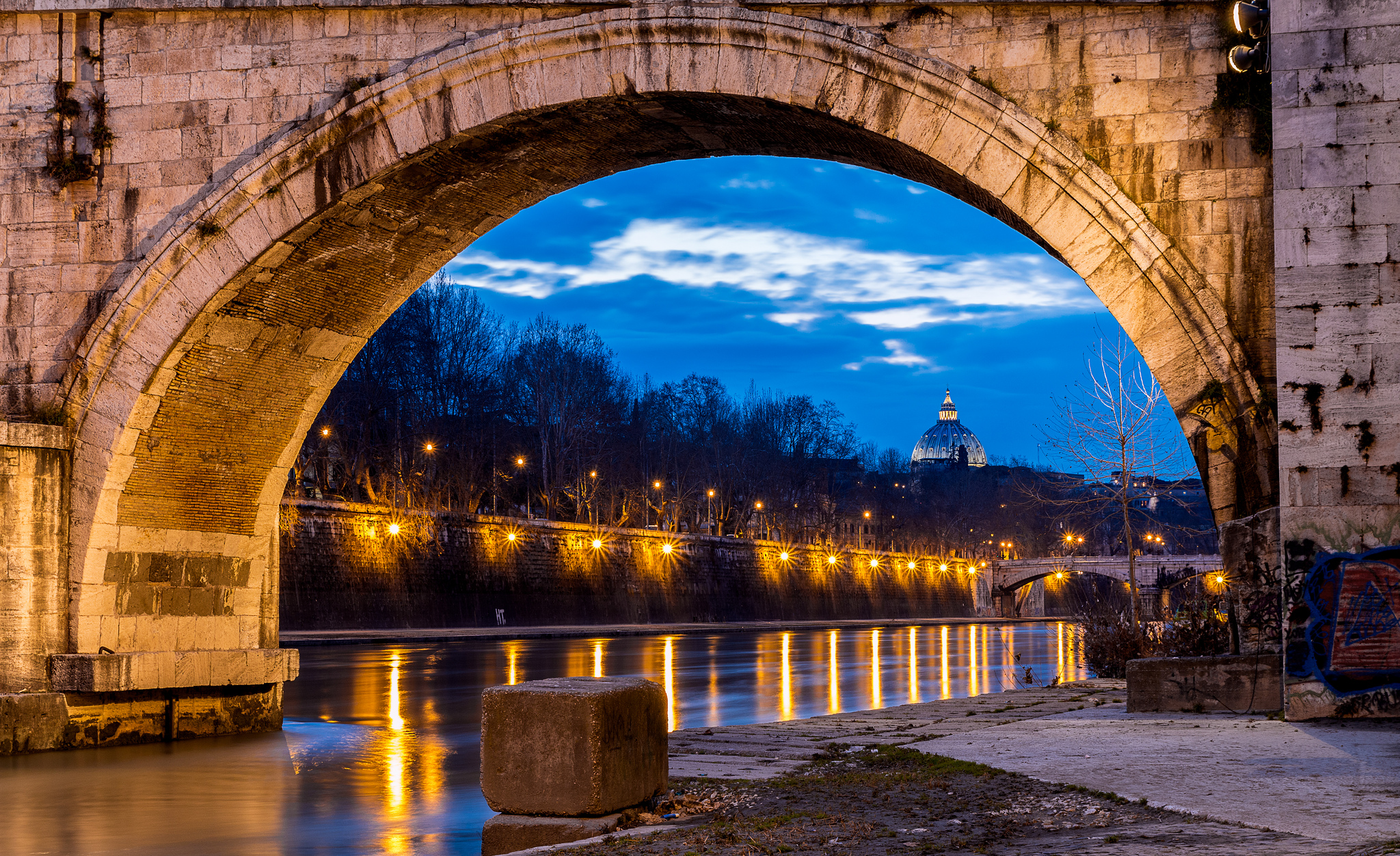 Sotto l'arco di Ponte Sisto