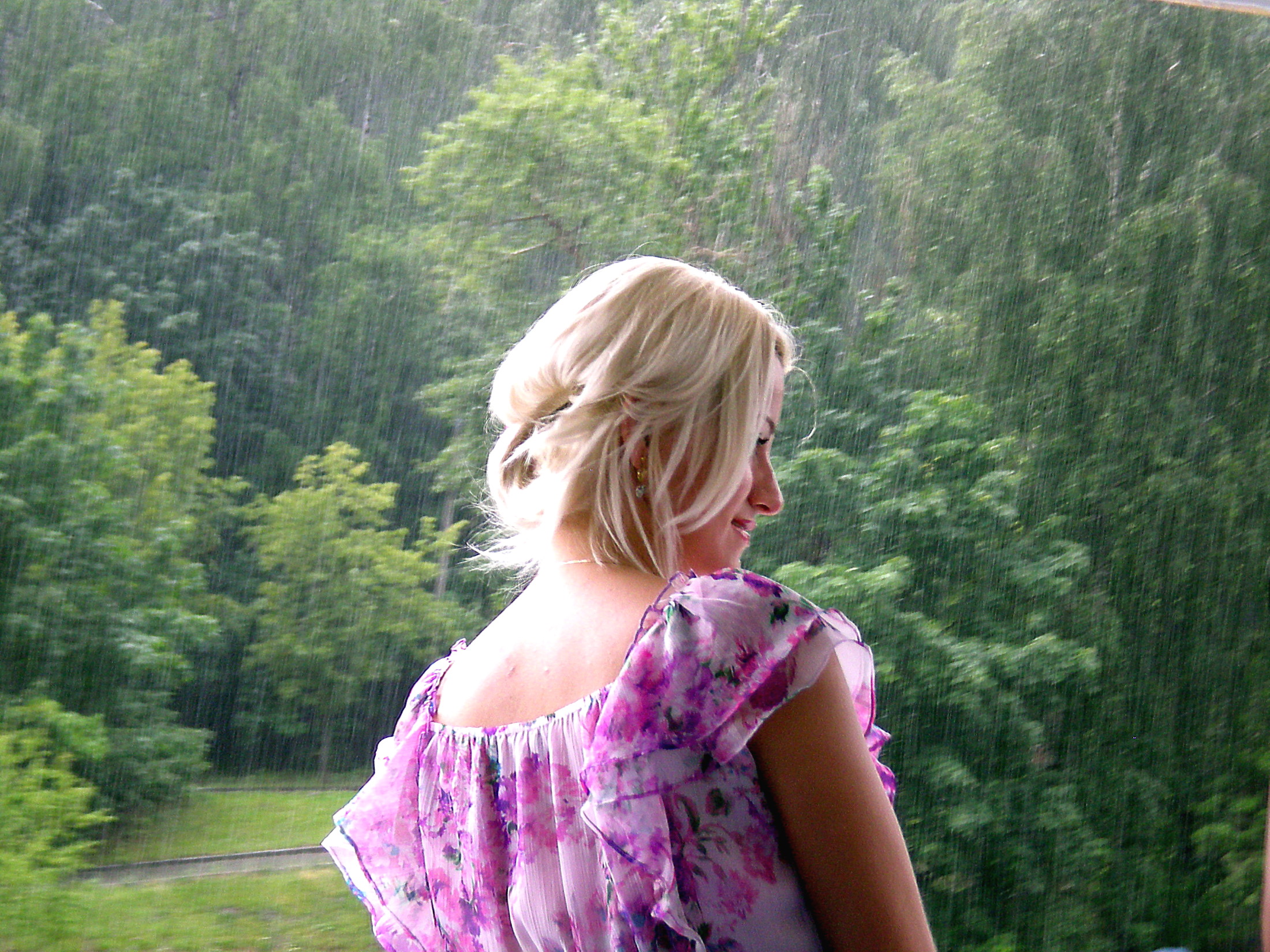 Bella sotto la pioggia