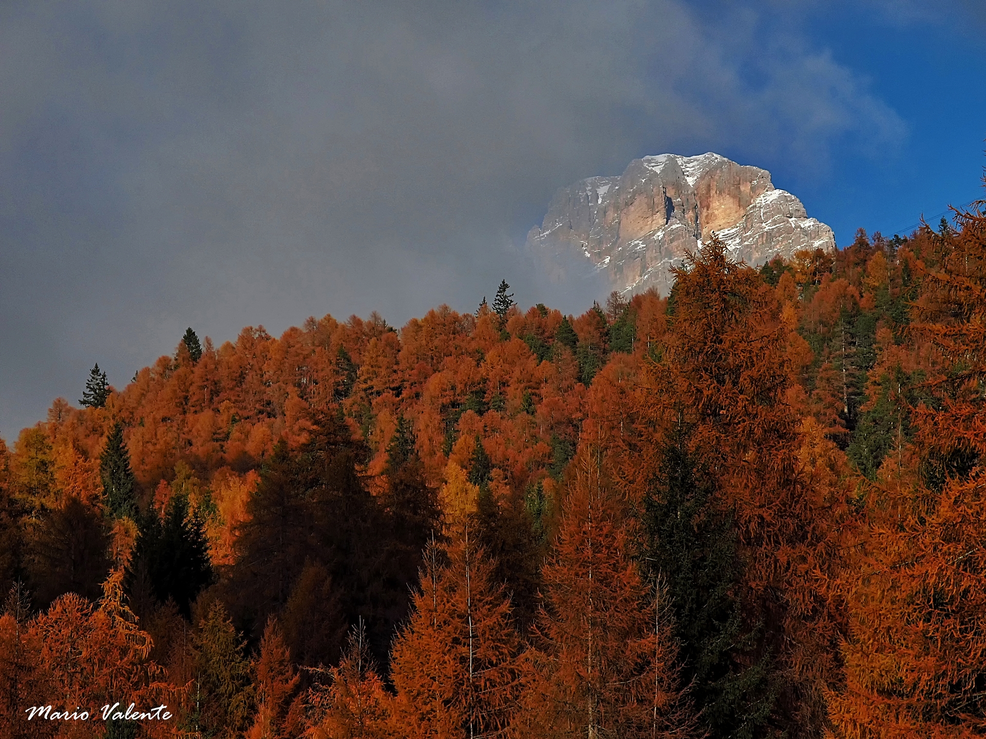 Colori intensi tra le nubi basse