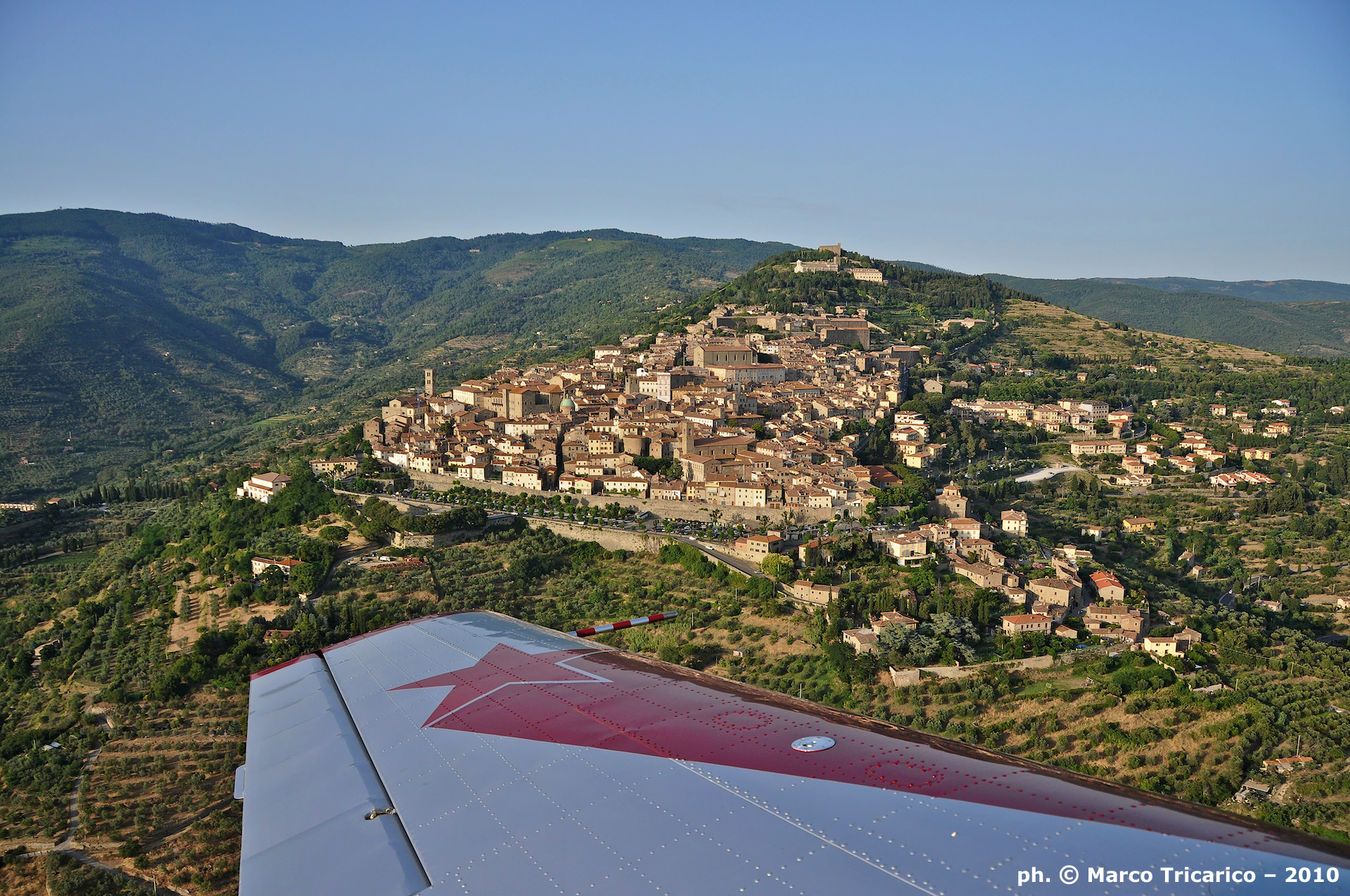 Stella rossa sopra Cortona