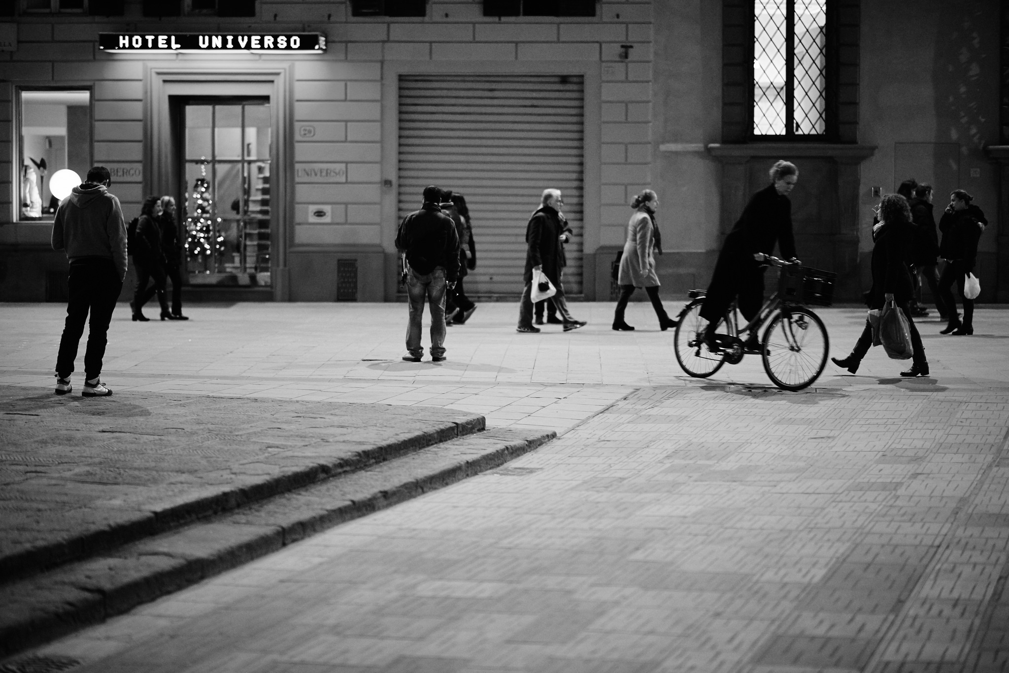 Humans (Hotel Universo)