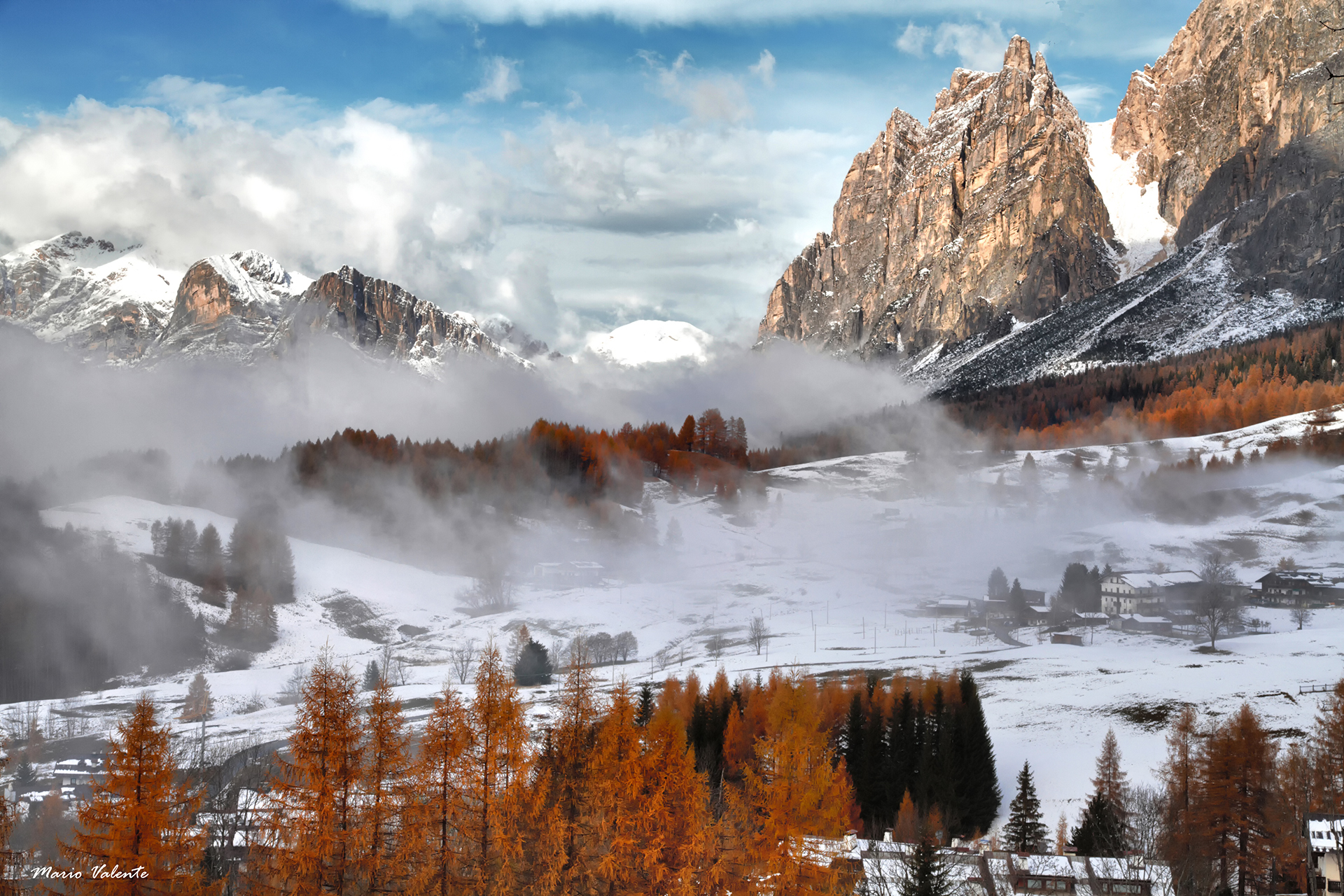 Larici colorati e nubi basse nella conca di Cortina