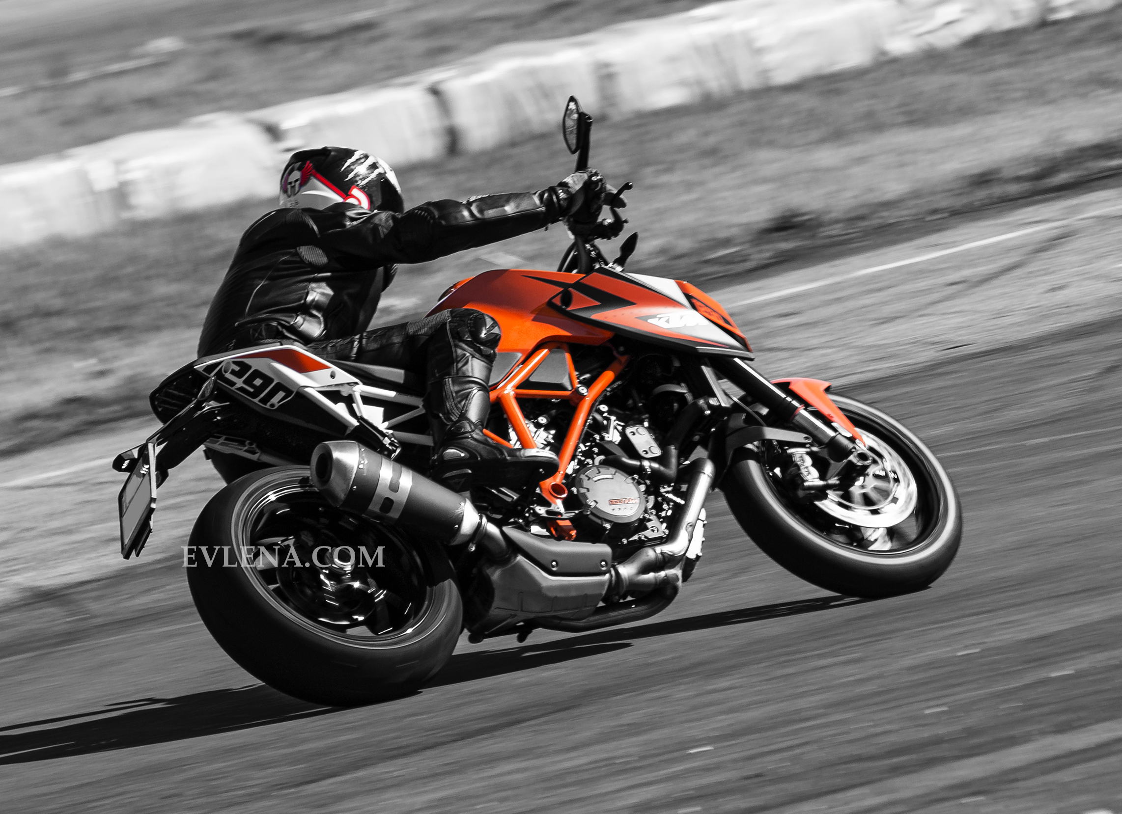 KTM Super Duke R 1290 (down the throat)