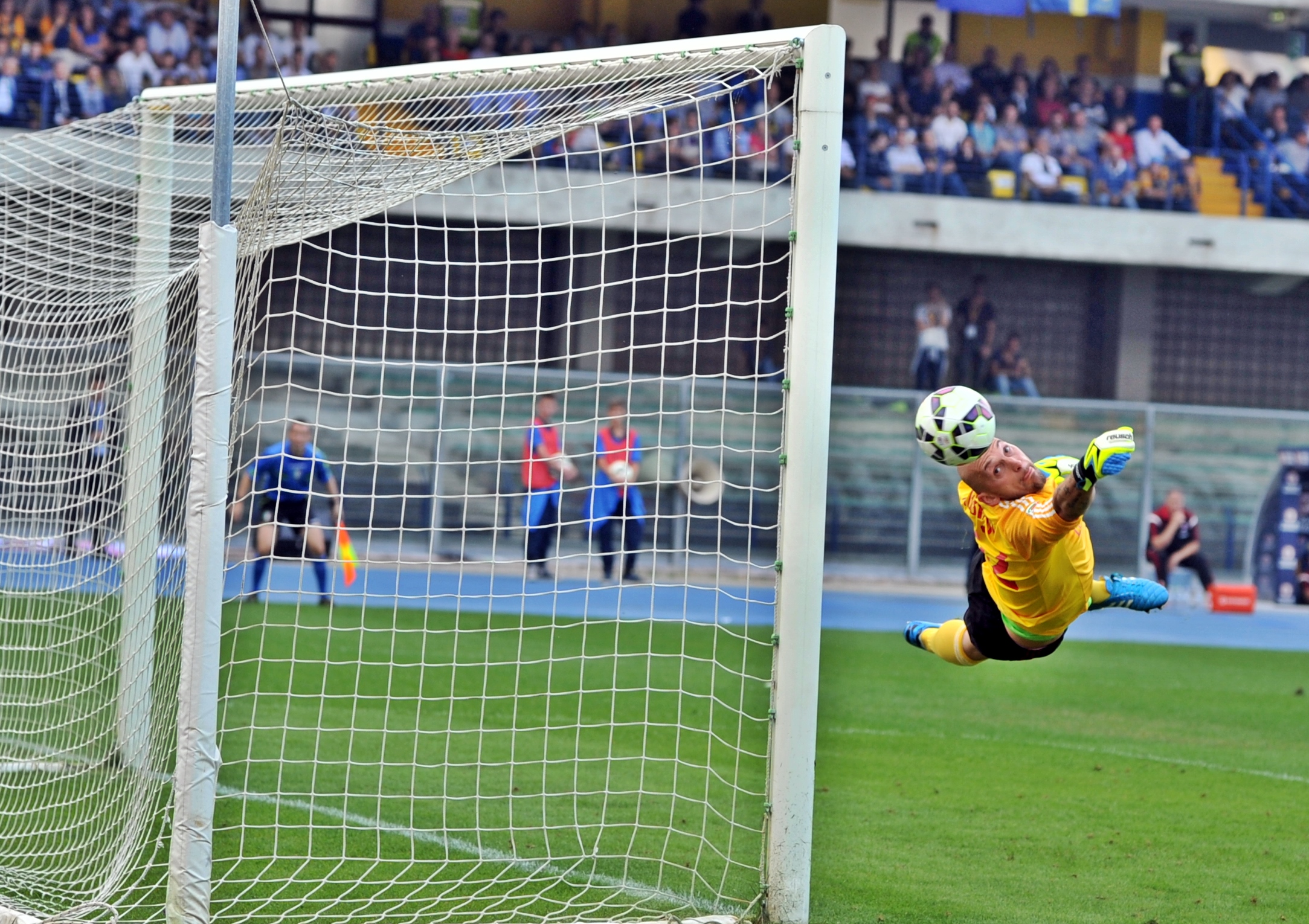 championship series to Tim Hellas Verona vs milan