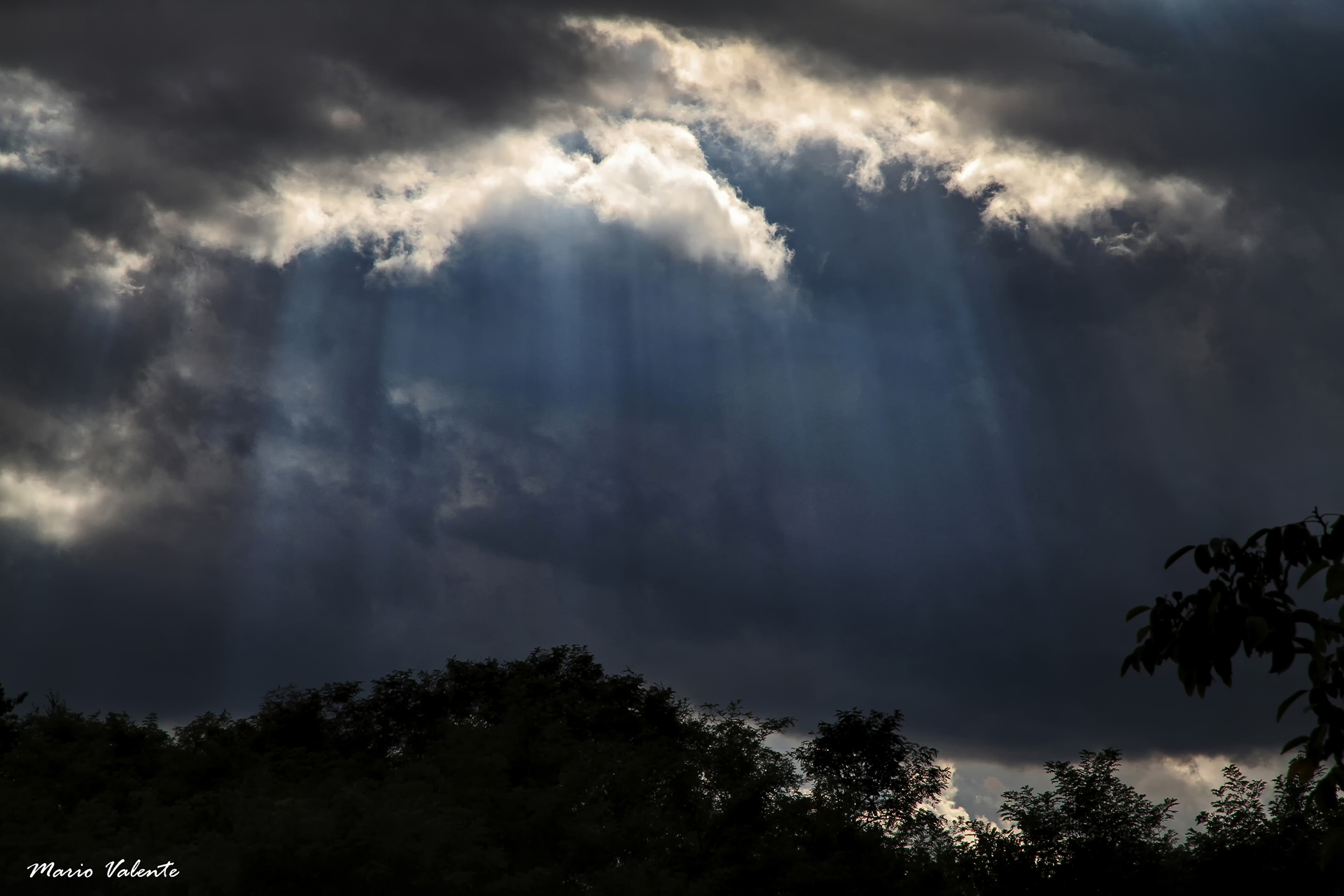 Arriva il temporale tra mistici raggi