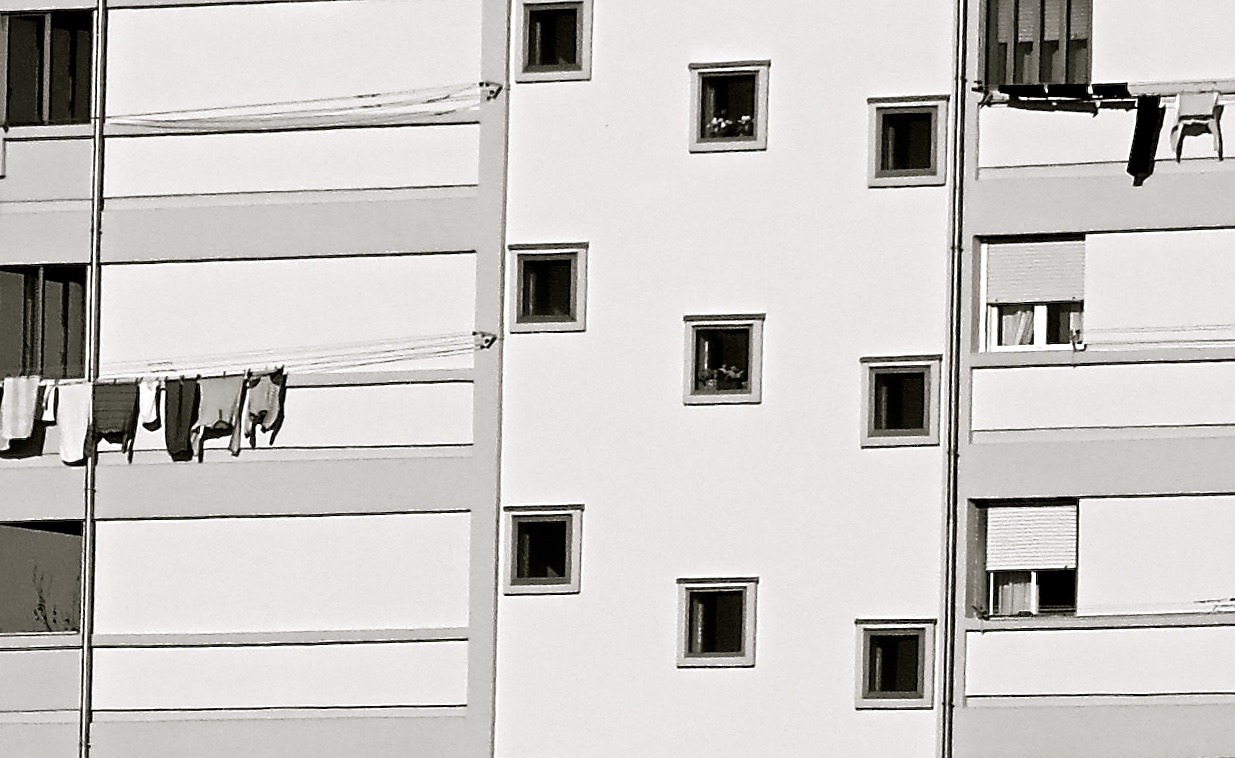 geometrie urbane tra panni stesi