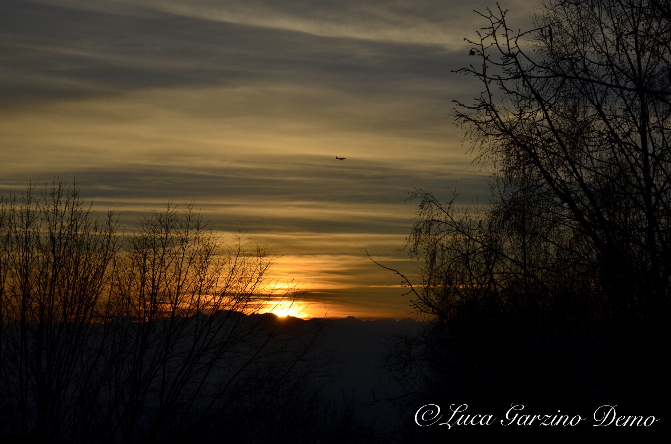 Plane that goes, that is sunset