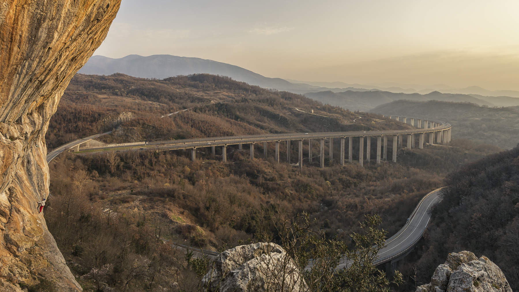 Viadotto di Pietrasecca e la sua falesia