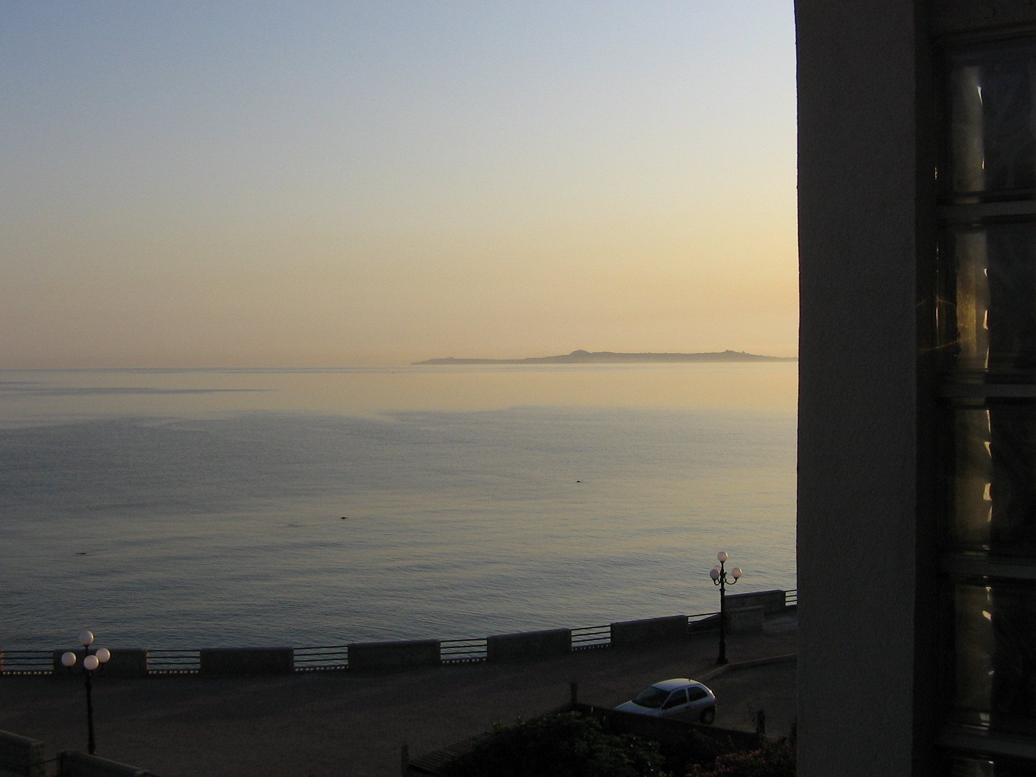 The sea of ??Messina