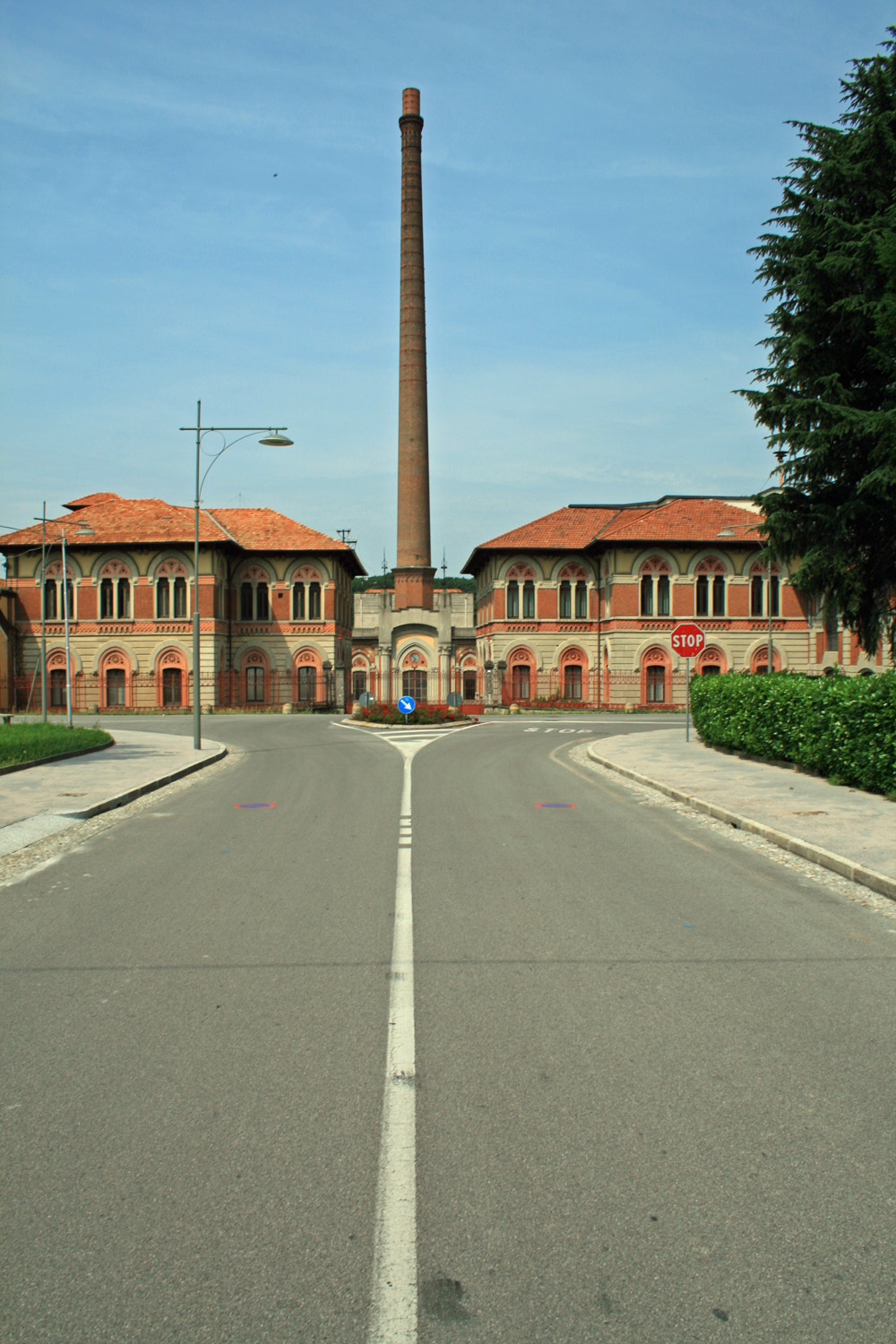 Crespi d'Adda - Ingresso al Cotonificio e strada d'a...