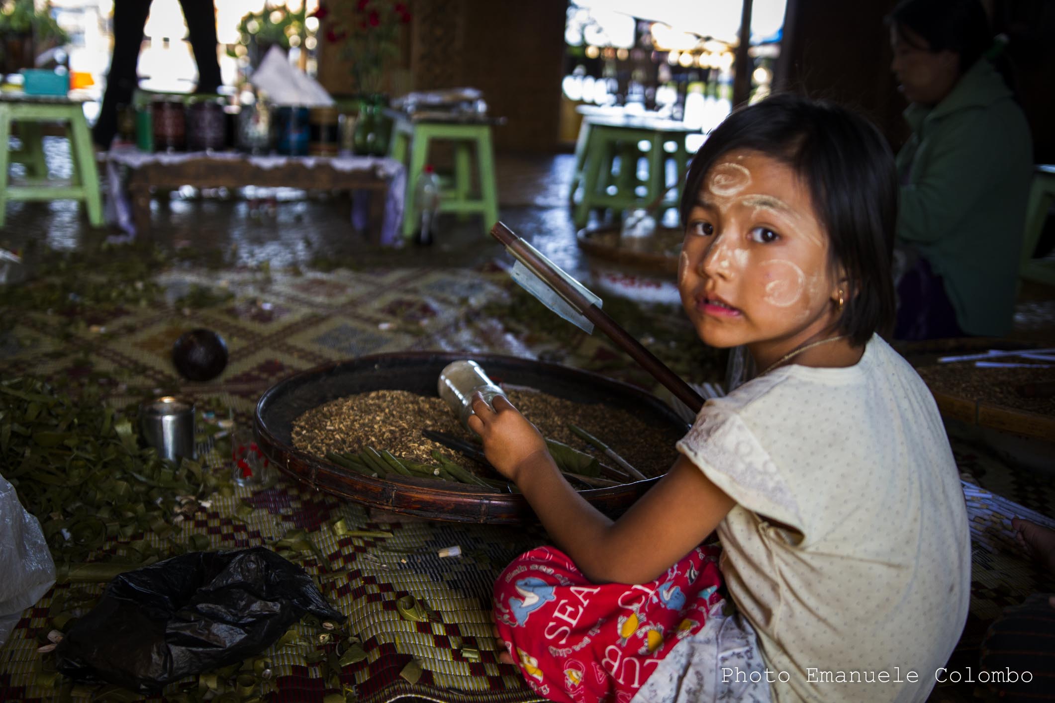 Girl to the production of cigarettes - Inle Lake