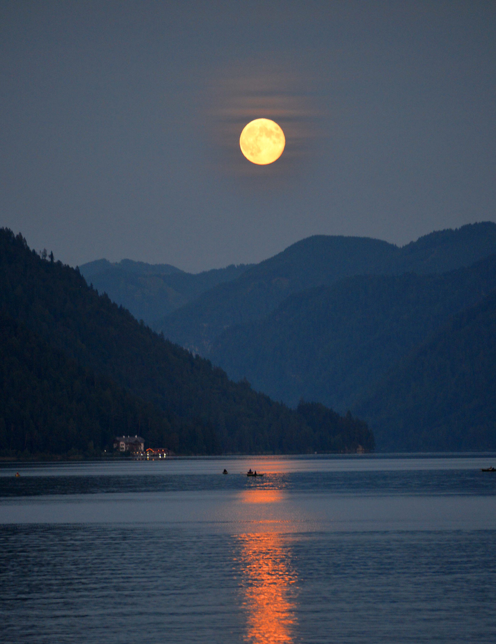 Luna piena sul lago Weissensee(Austria).