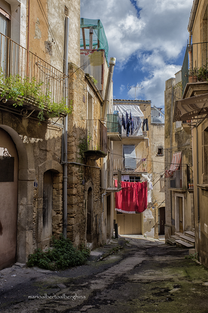 Carruggio del centro storico di Caltagirone