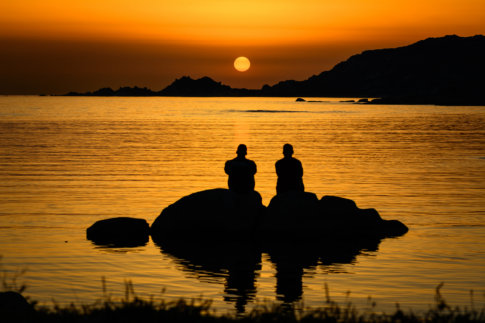 amici spagnoli si godono il tramonto