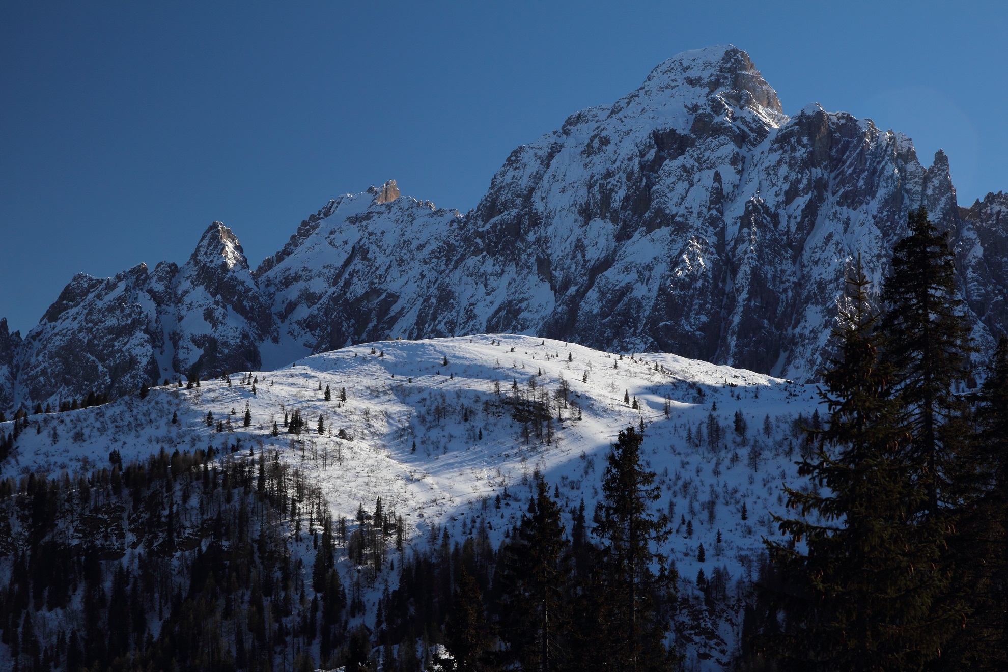 I prati innevati sotto il Popera