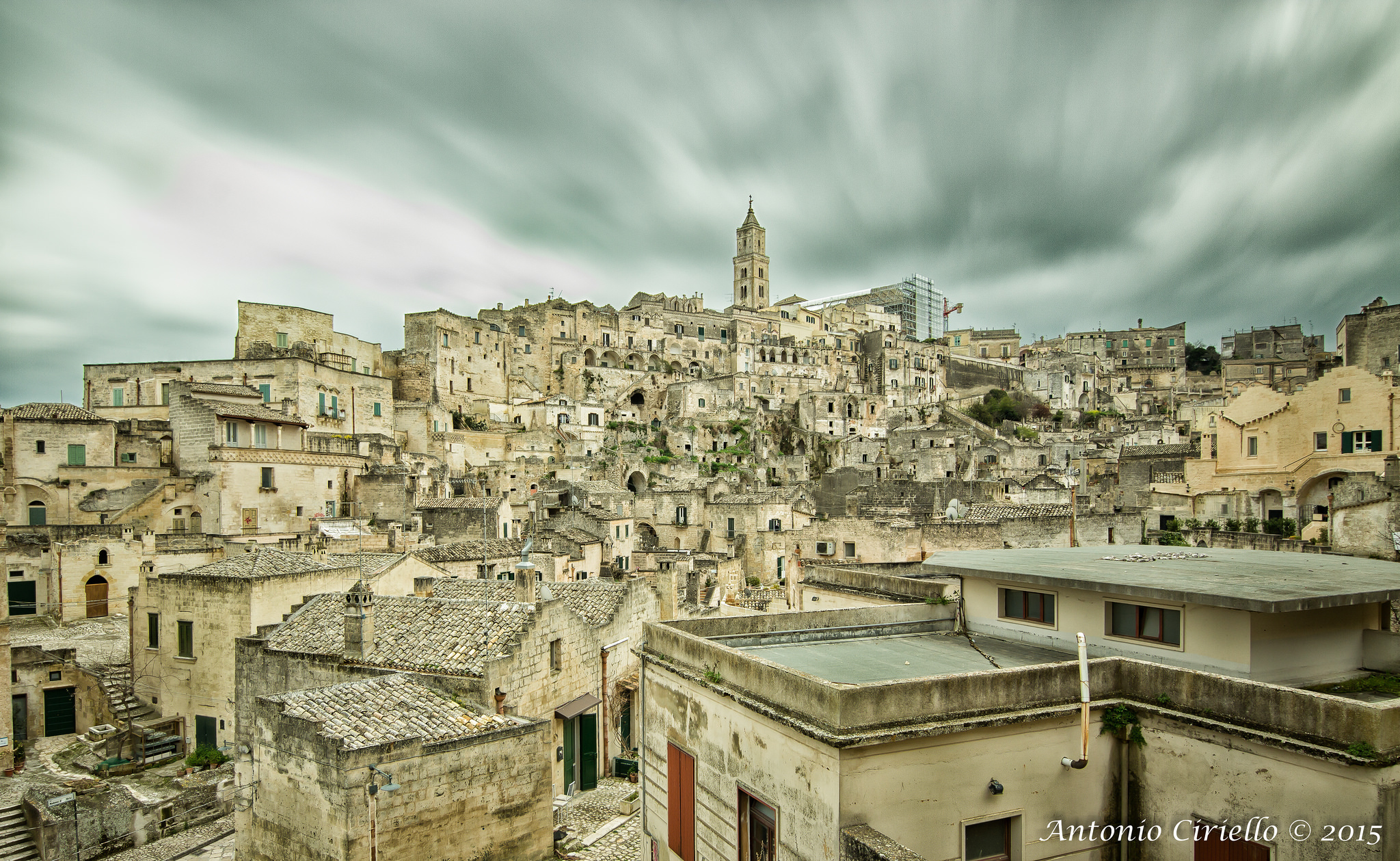 avvolta dalle nuvole