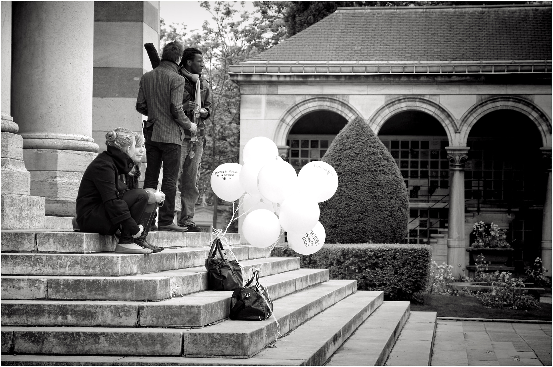 Pere-Lachaise. Palloncini Allegro, triste luogo ...