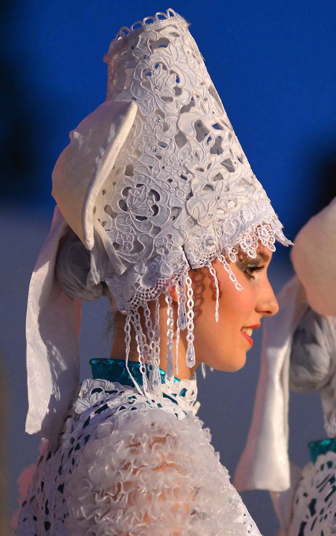 Festival of folklore, a typical Russian beauty!