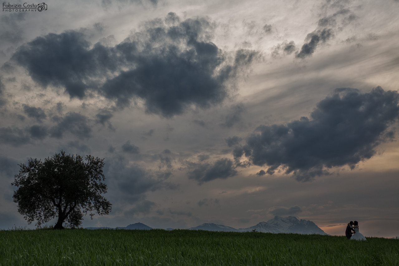 Un albero, il Gran Sasso ed una splendida coppia