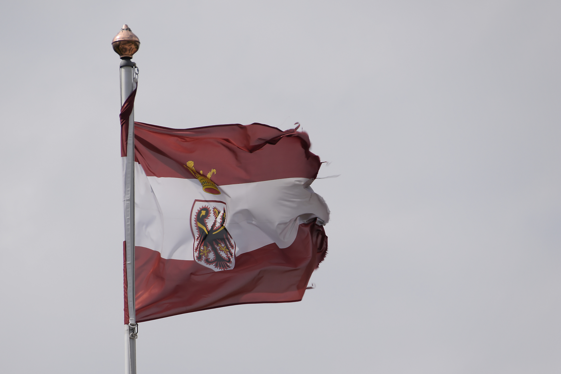 sterreichische Flagge auf Schloss Thun