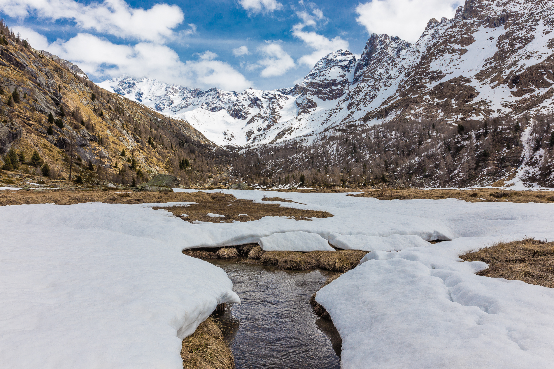 Thaw in the Plain of Preda Rossa (Val Masino)