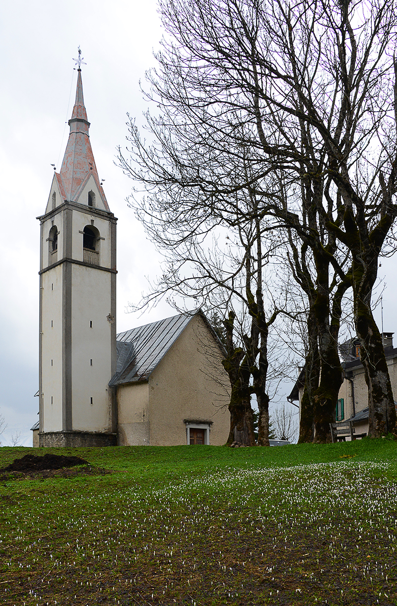 Chiesetta tra le montagne