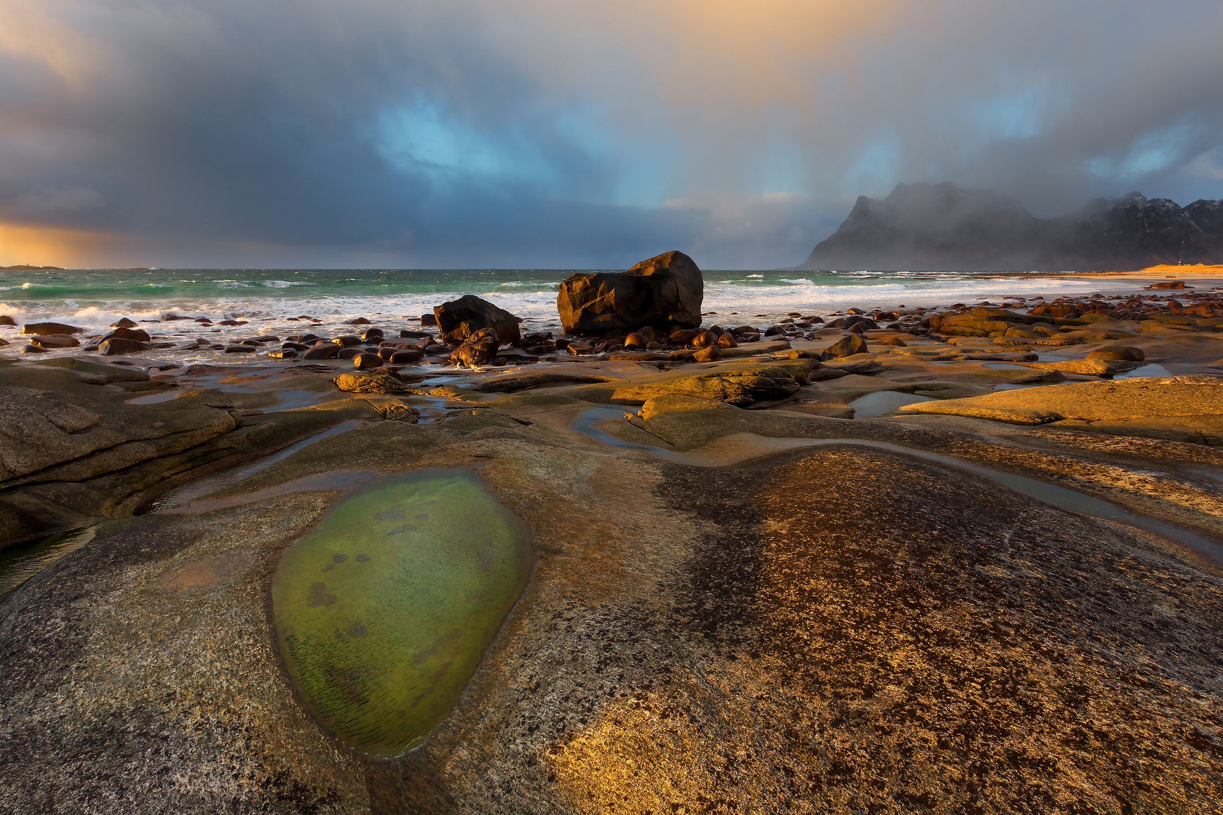Games of water and rock in Utakleiv