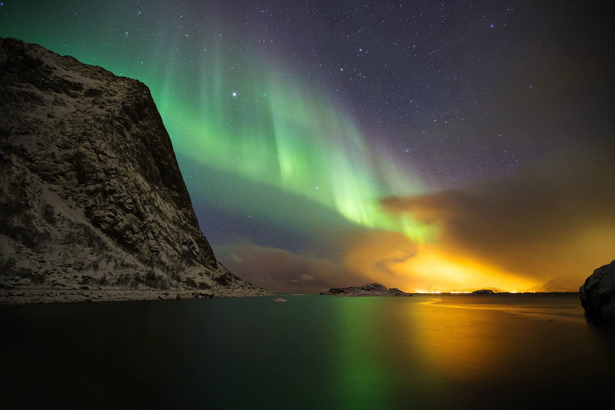 A fantastic night of aurora borealis in Henningsvaer