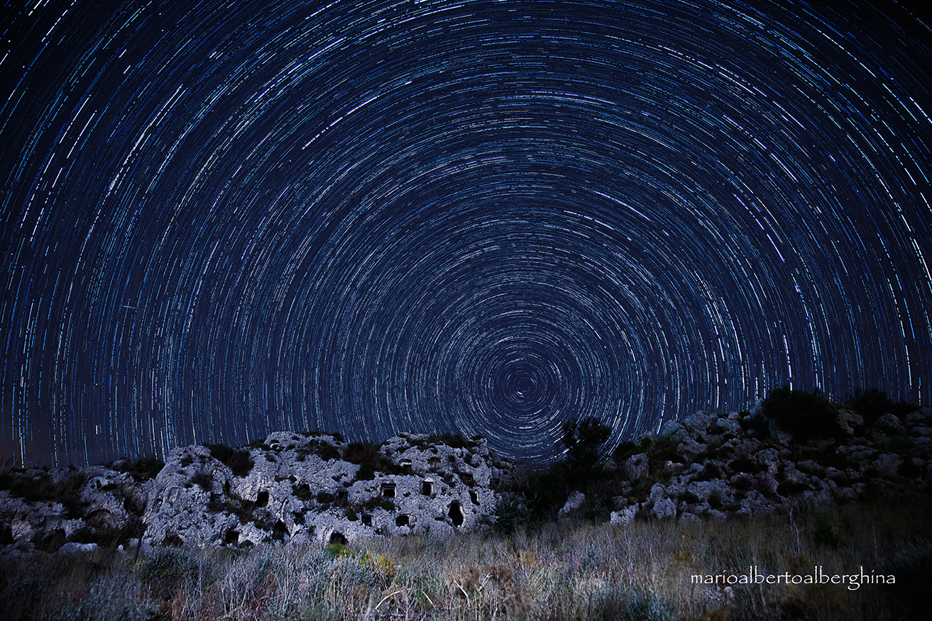Startrails sulla necropoli Caltagirone
