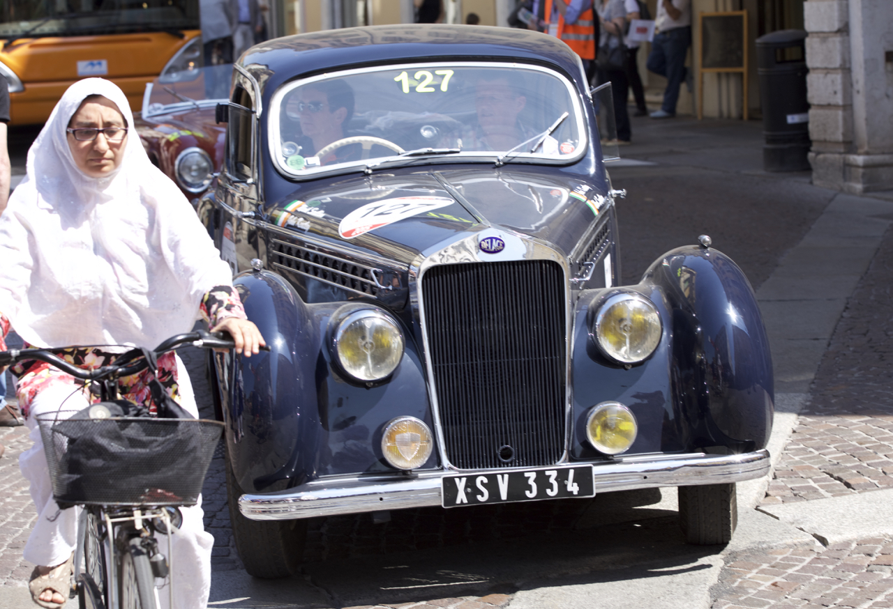 The thousand faces of one thousand miles