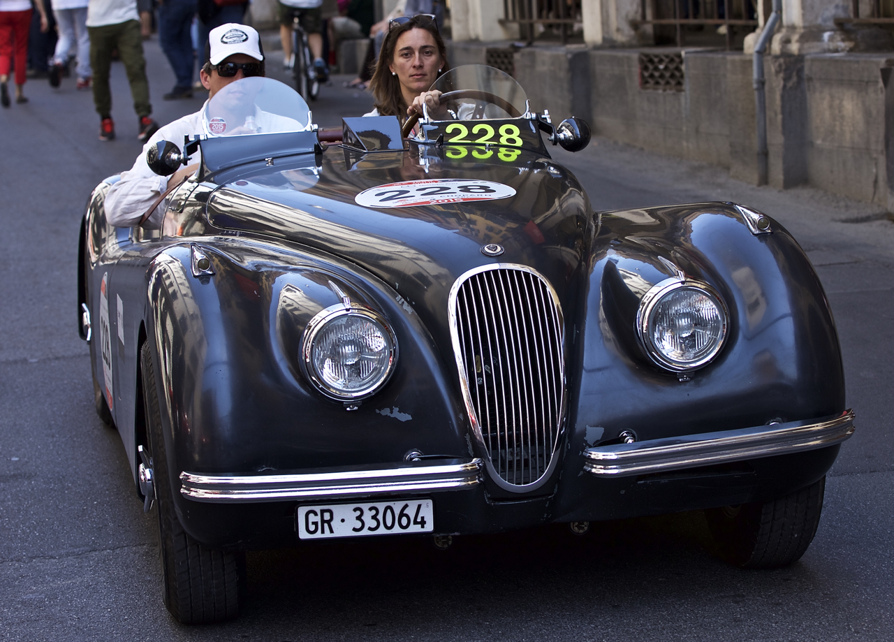 The thousand faces of one thousand miles