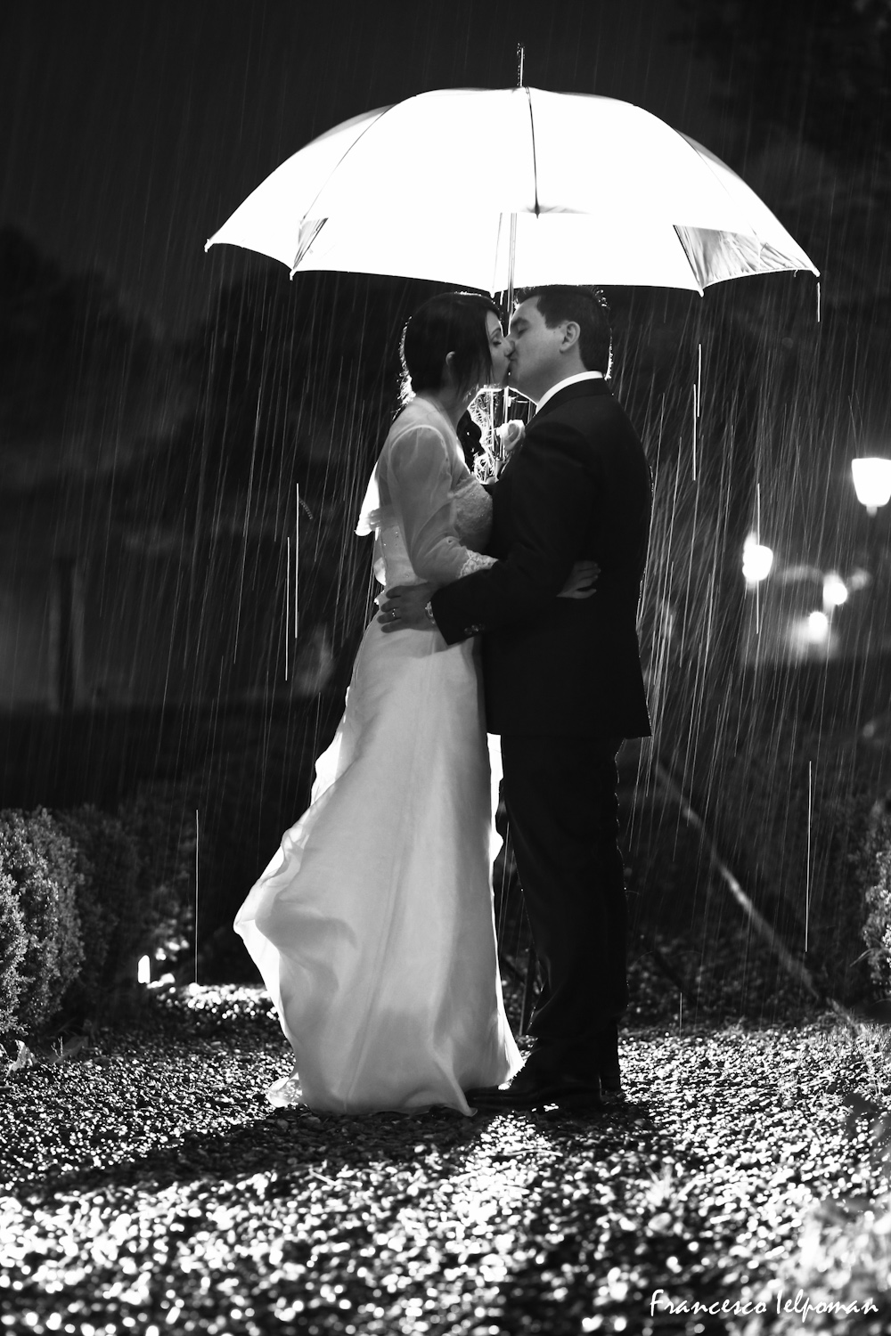 romanticamente sotto la  pioggia