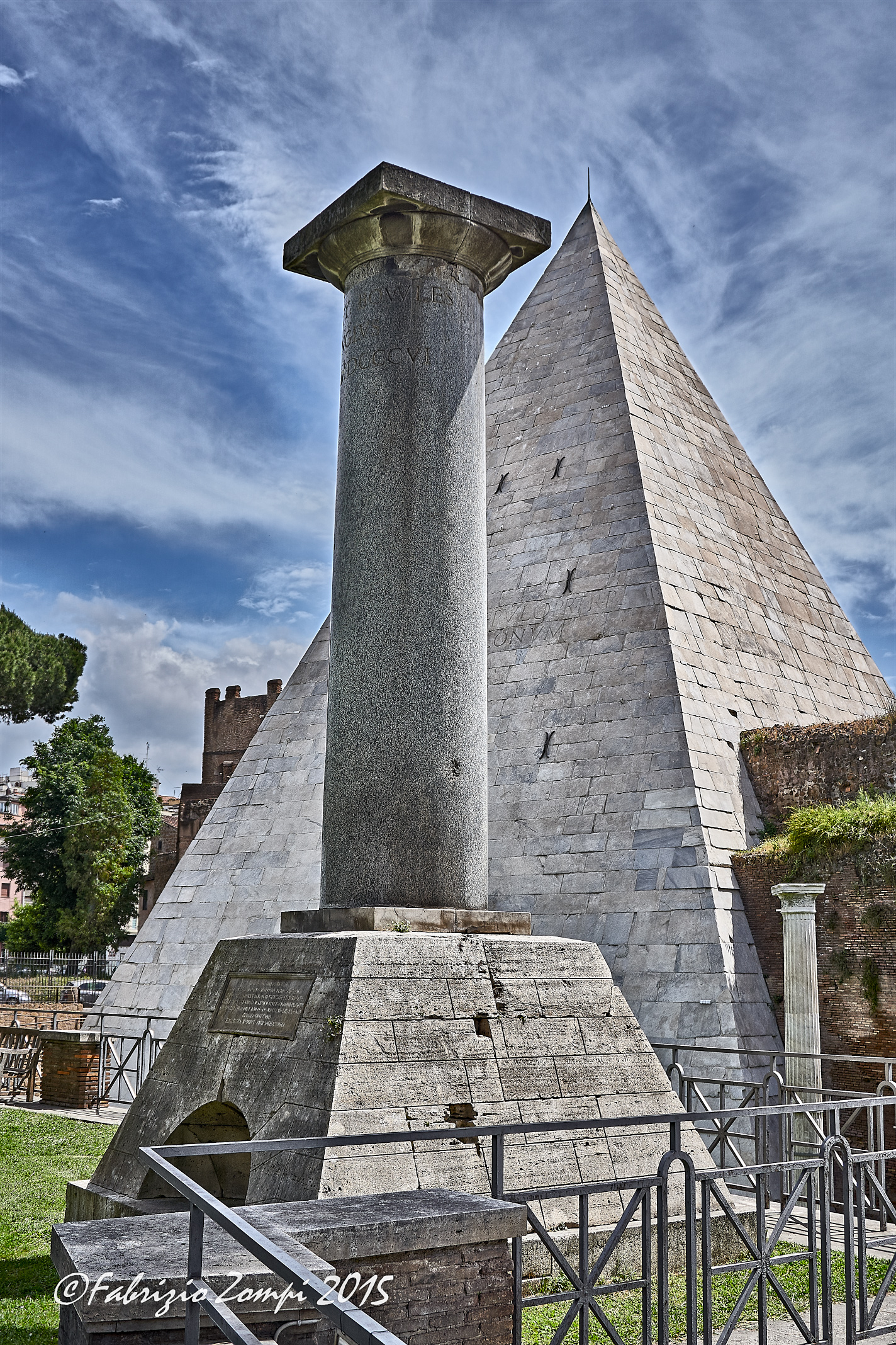 Piramide Cestia vista dal cimitero acattolico