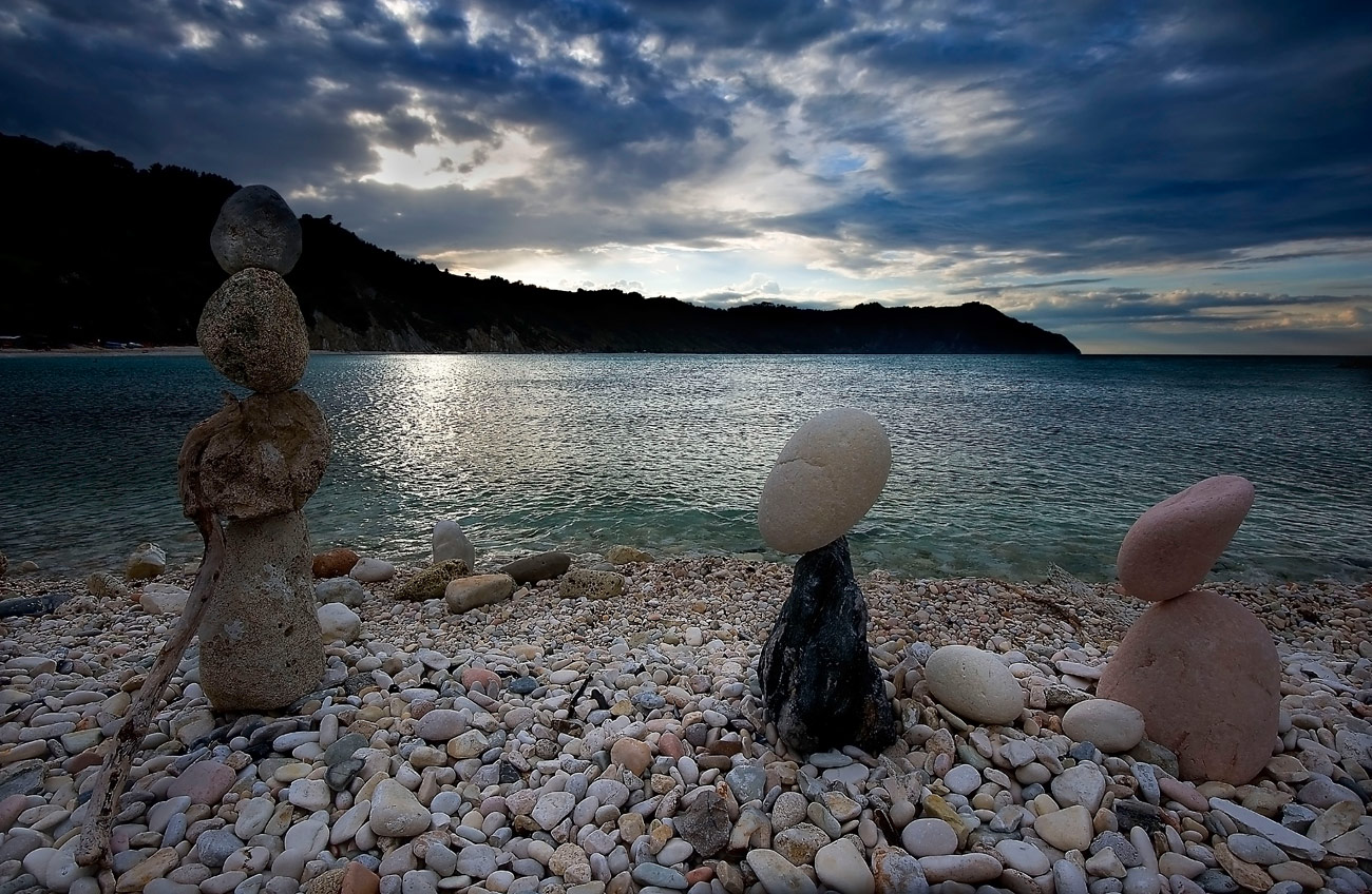 Rock balancing a Portonovo