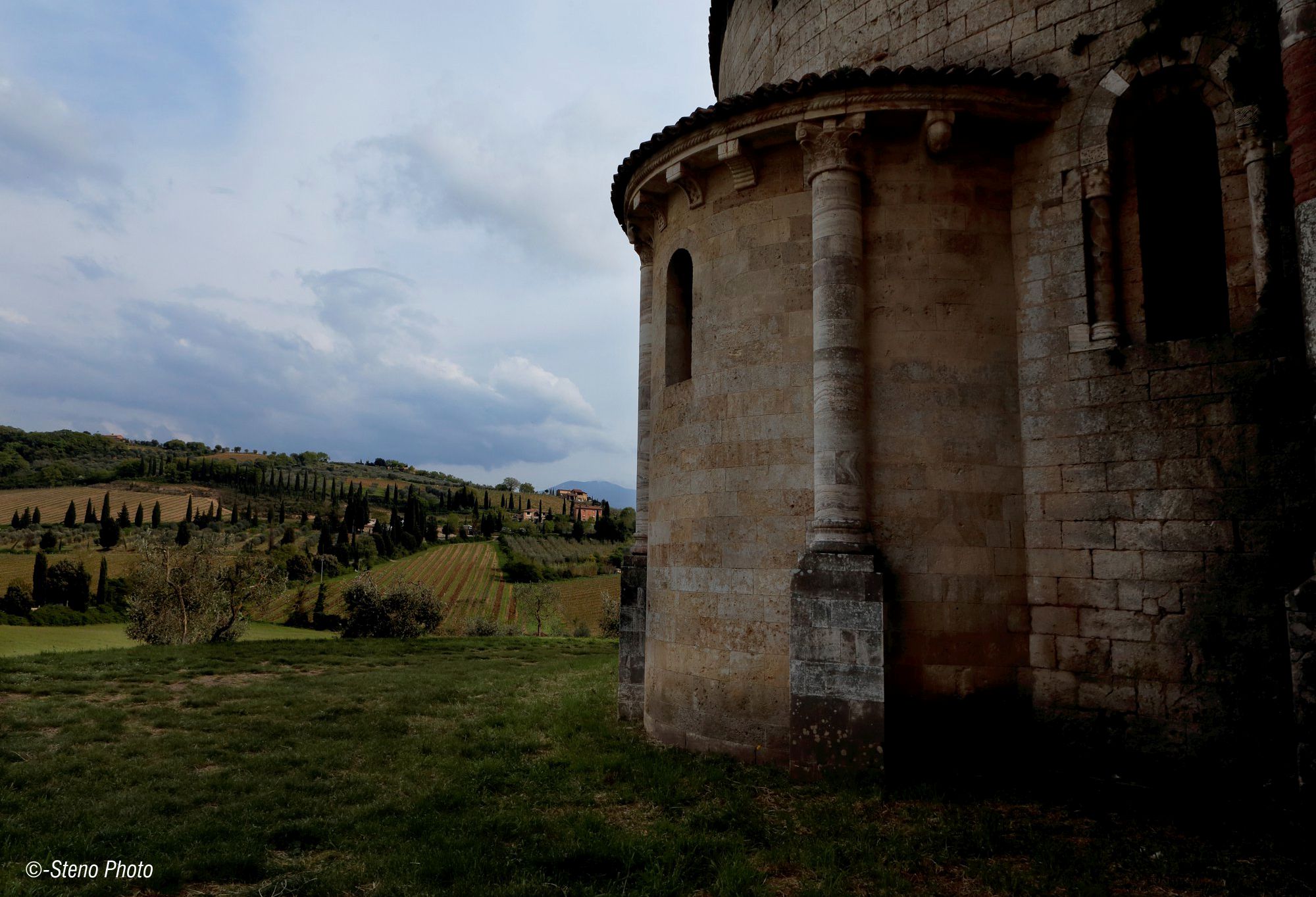 Apse and the Tuscan countryside
