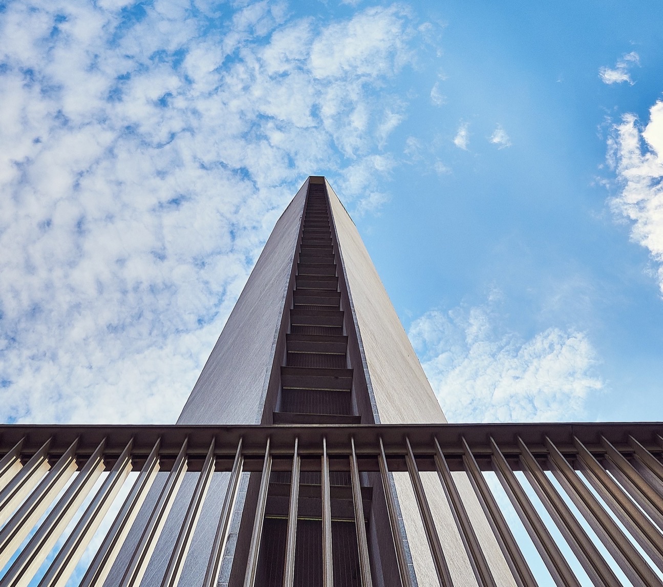 Il fianco del Pirellone