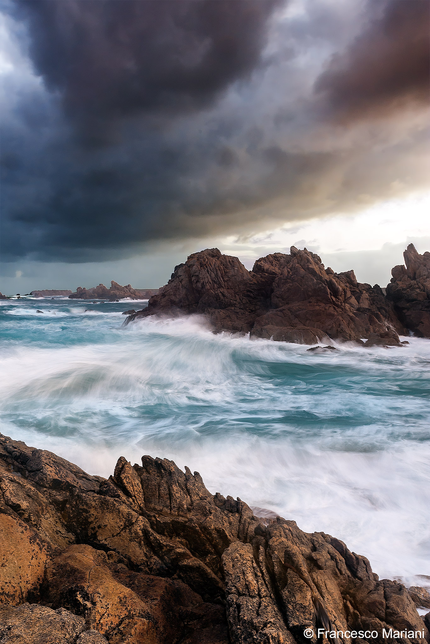 Aube sur la cte rocheuse