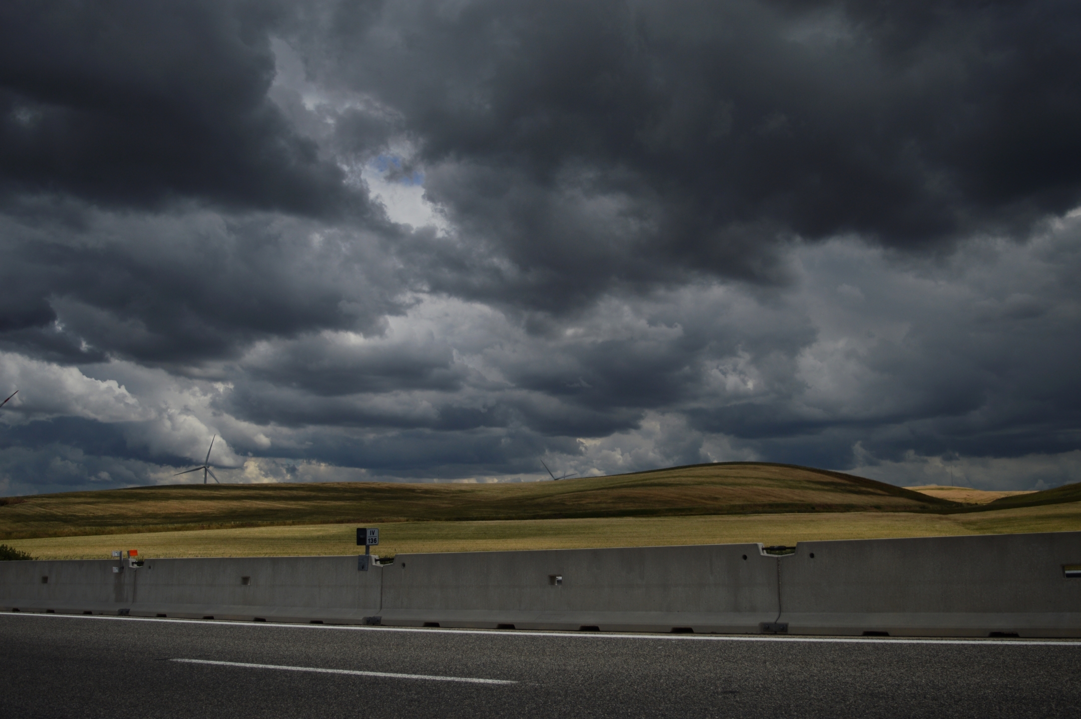 Nuvole minacciose in autostrada