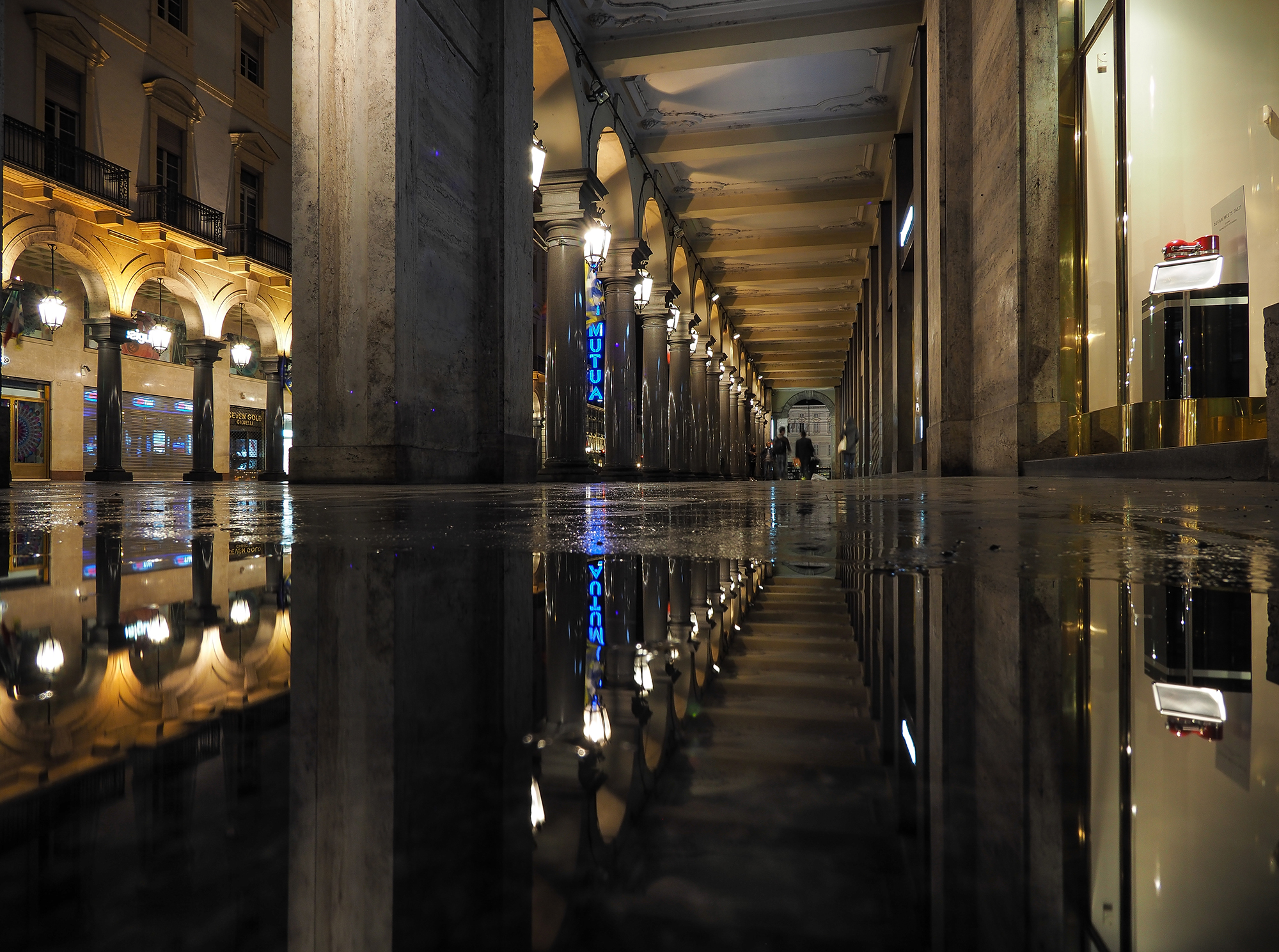 Sotto i portici di via Roma.