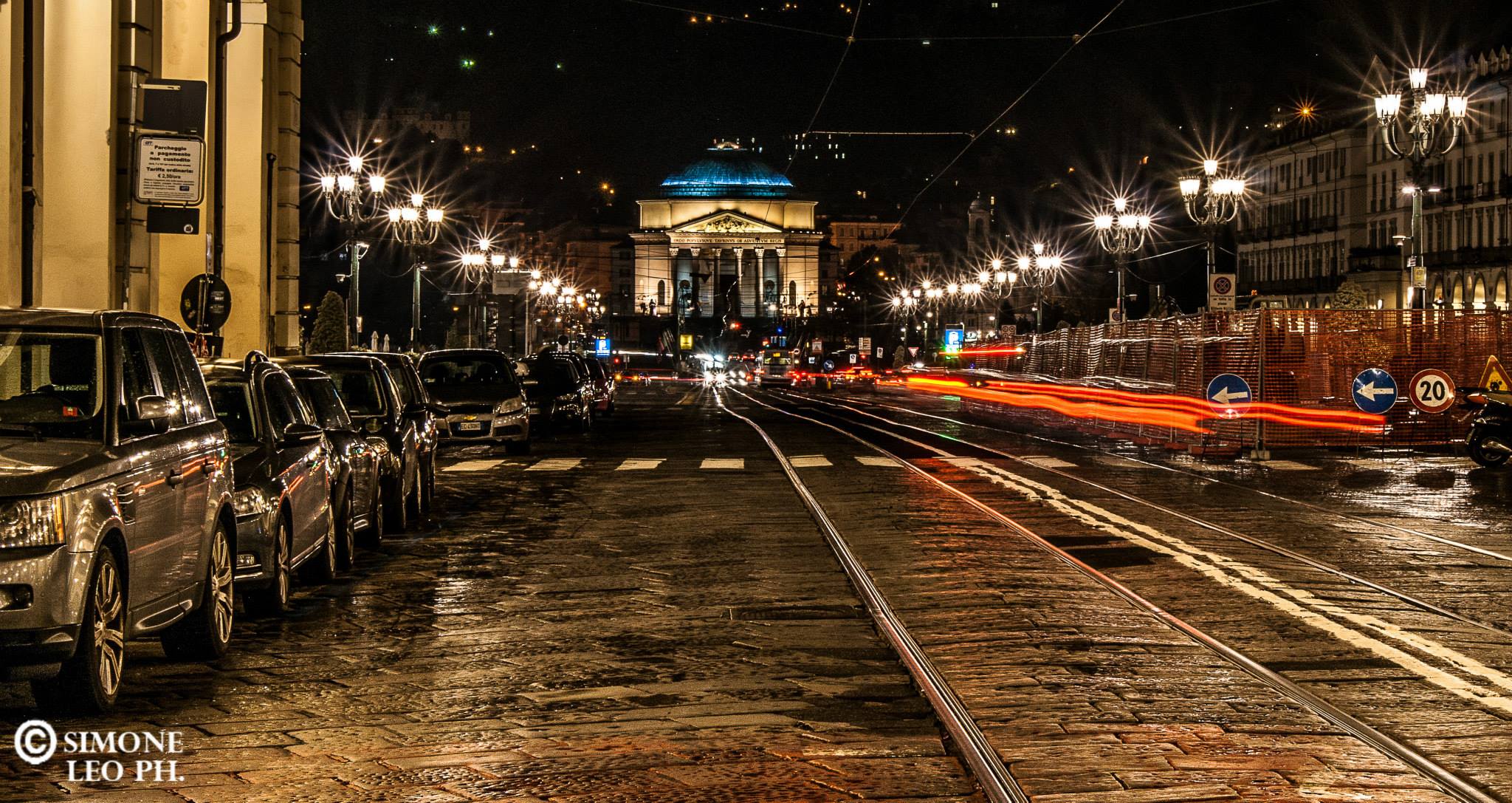 Waiting for the tram, the spectacle before my eyes