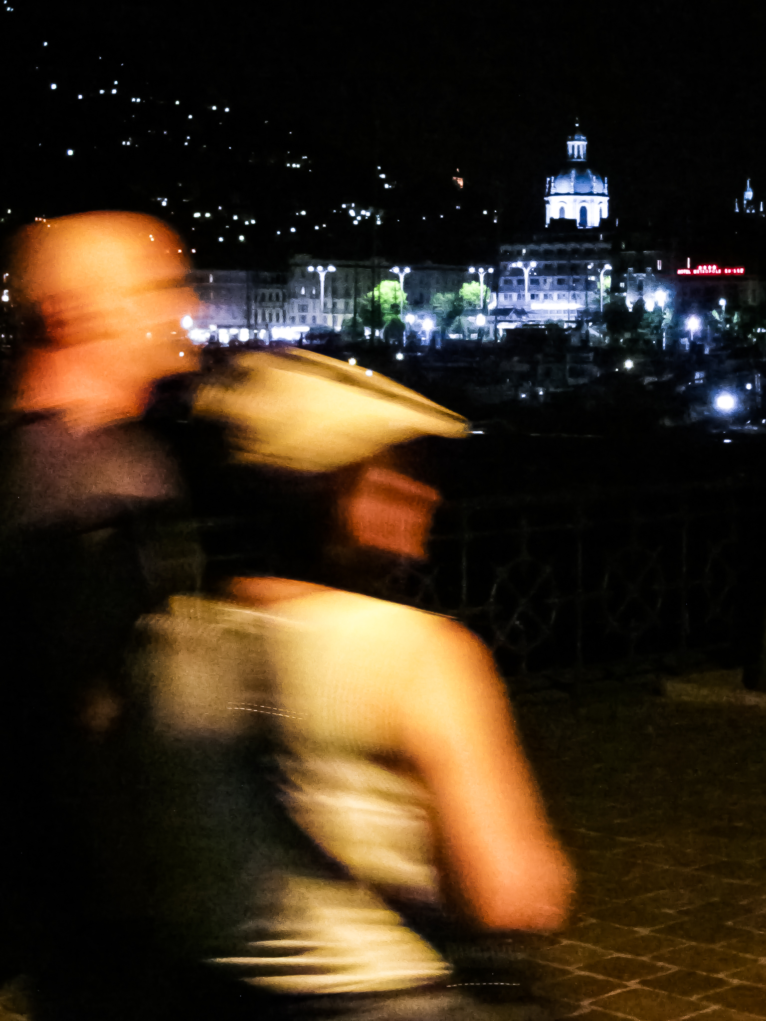 passeggiando la sera con la mia compatta in tasca...