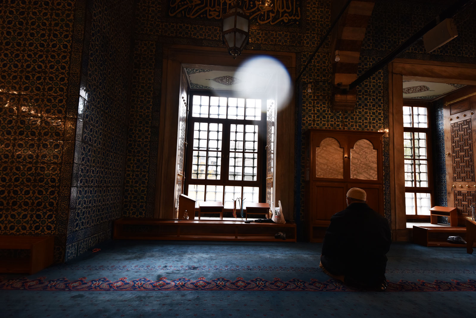 Un servo sta pregando per il Allah