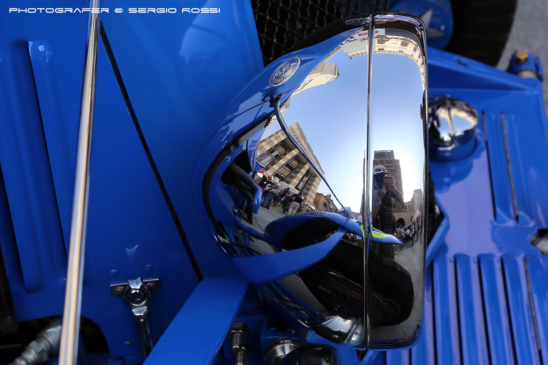 Piazza Vittoria Brescia riflessa su parabola 1000 Migli