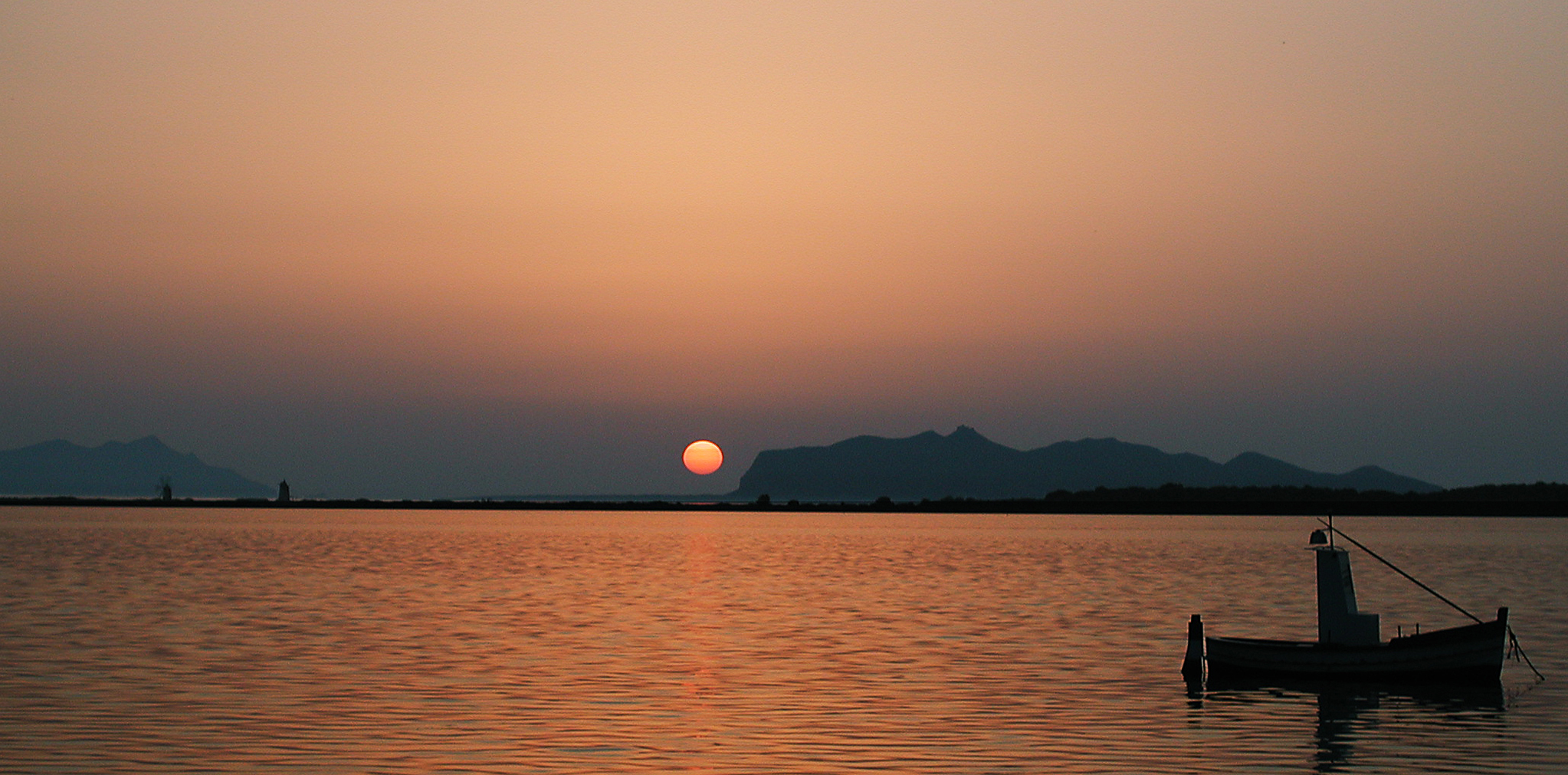 Tramonto su Favignana, visto dalle saline