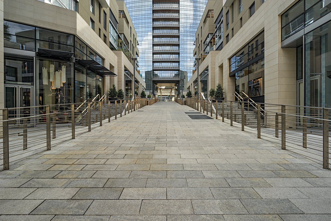 Di prima mattina in Piazza Gai Aulenti a Milano