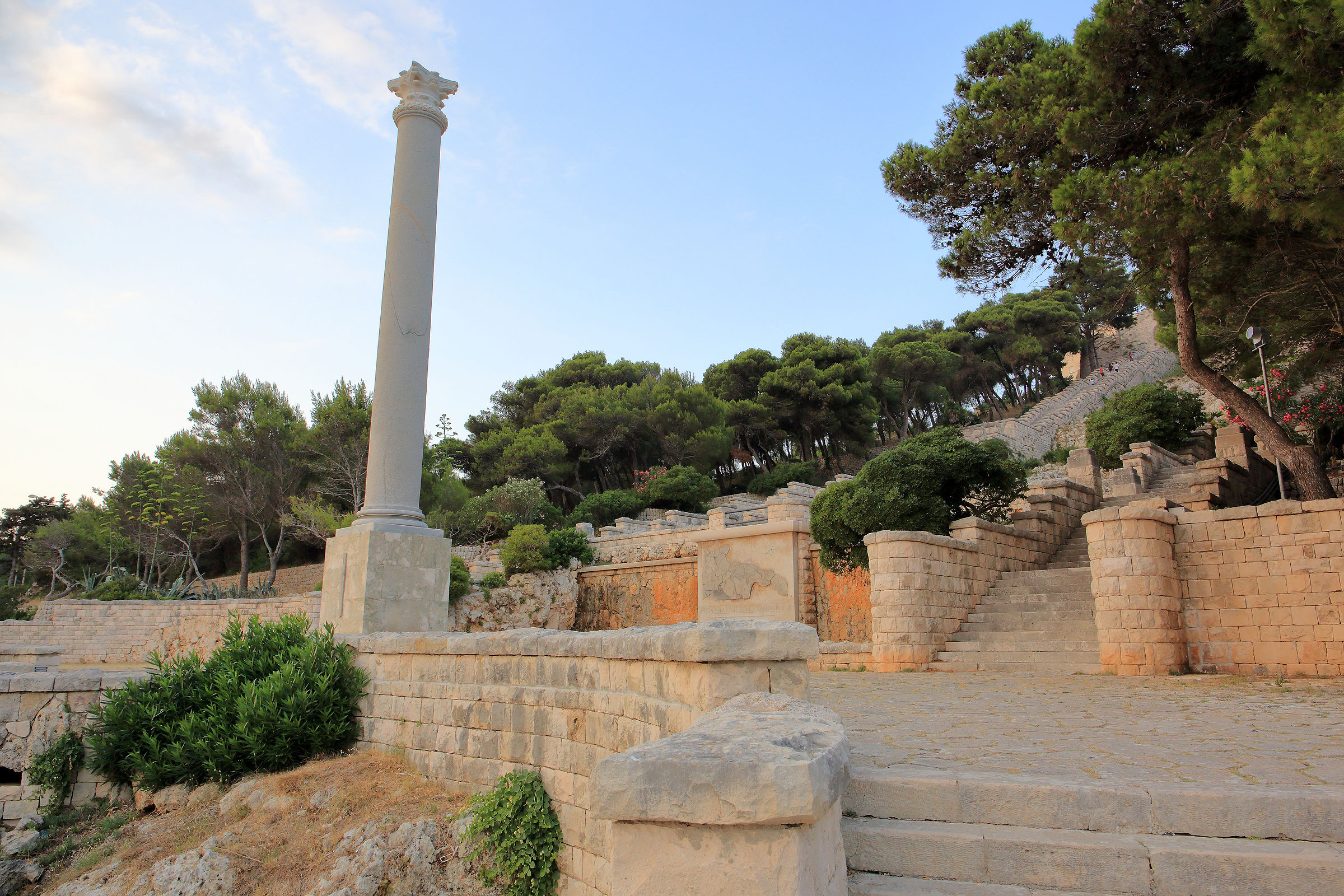 Cascata Monumentale e Colonna Romana 2
