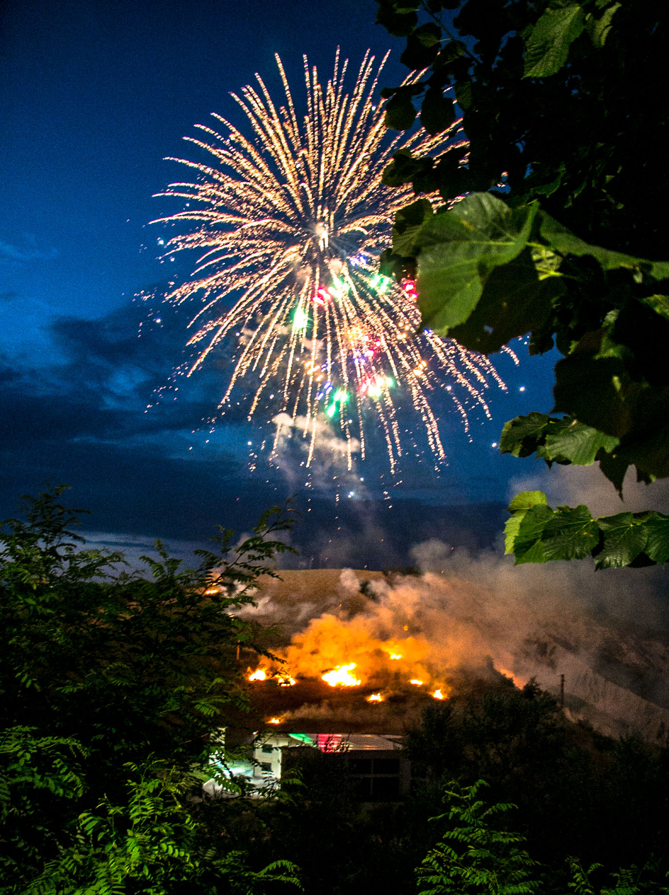 Fuochi d'artificio con incendio
