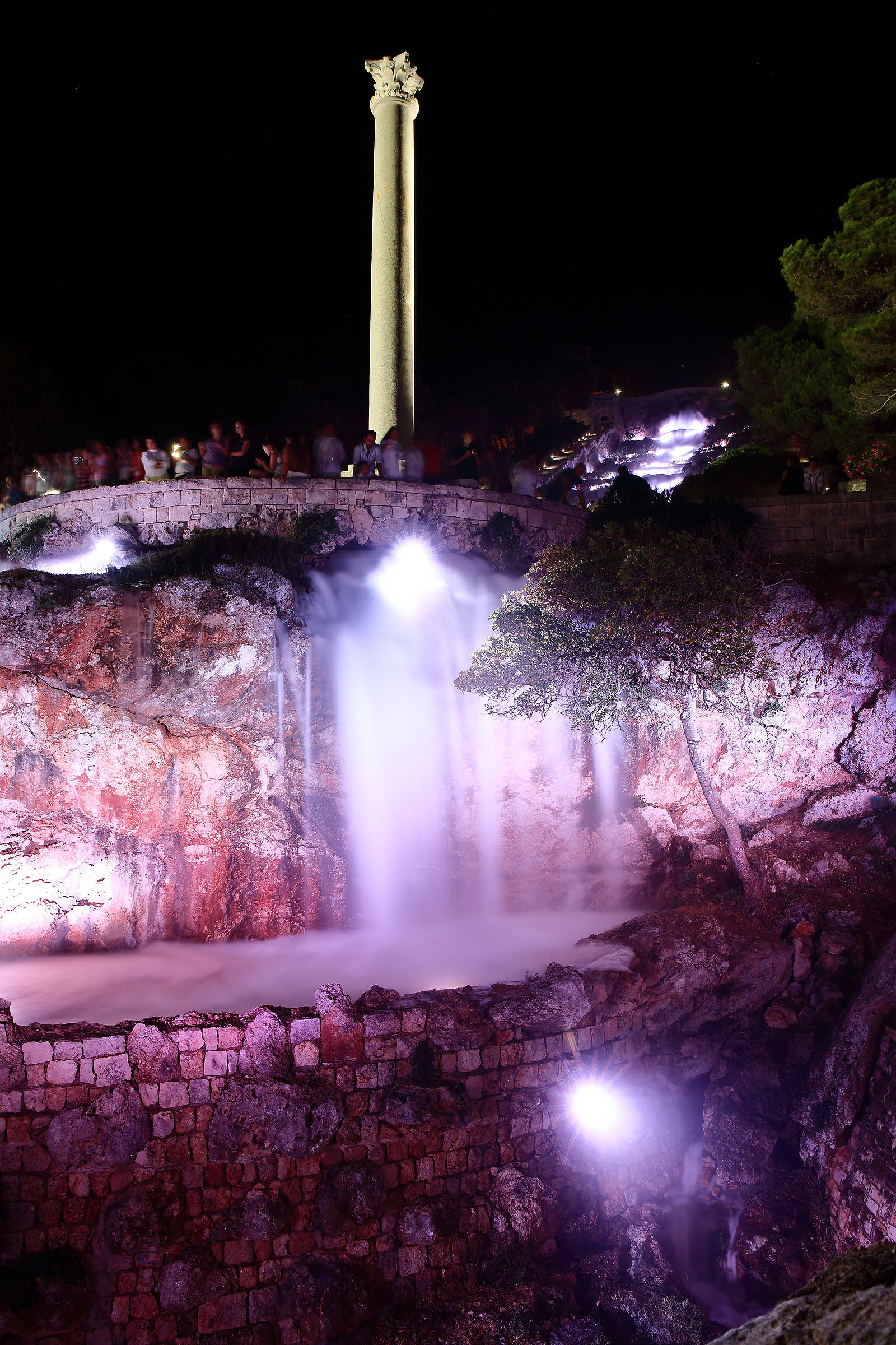 Cascata Monumentale e Colonna Romana by Night