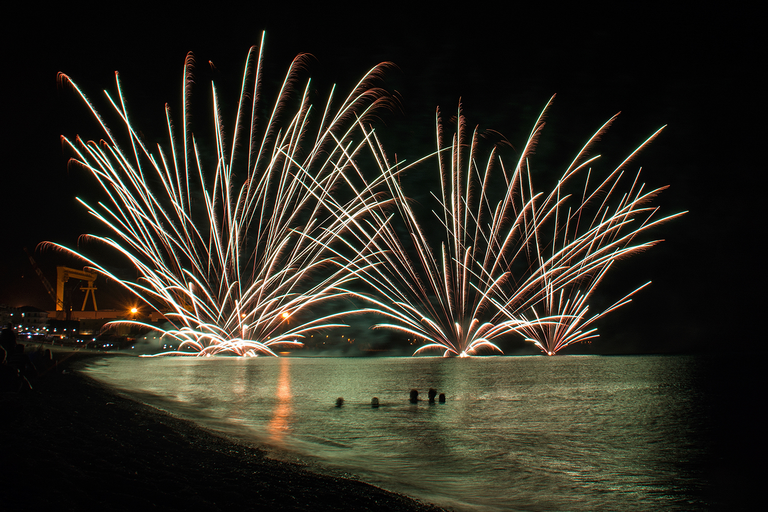 Osservando lo spettacolo dal mare