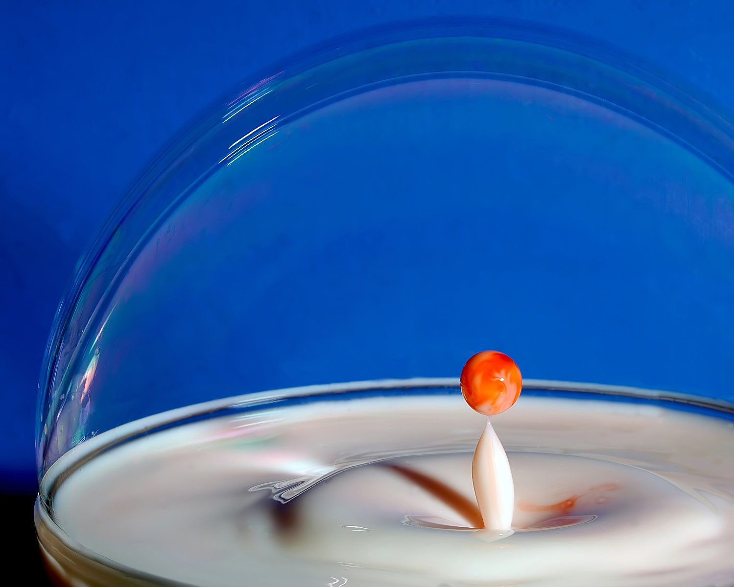 goccia nella bolla di sapone